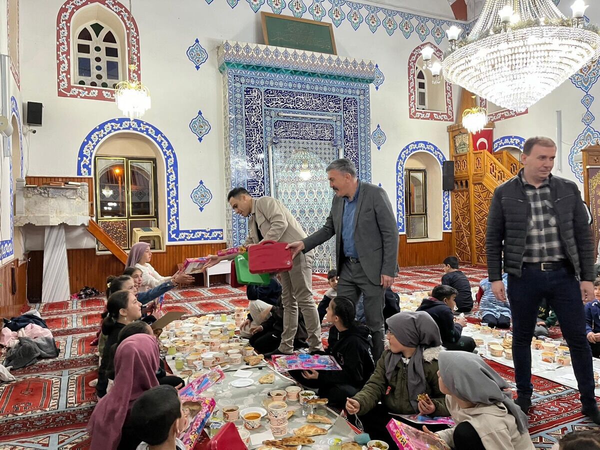 Manisa'da Geleneksel Iftar Sofrası Kuruldu (6)