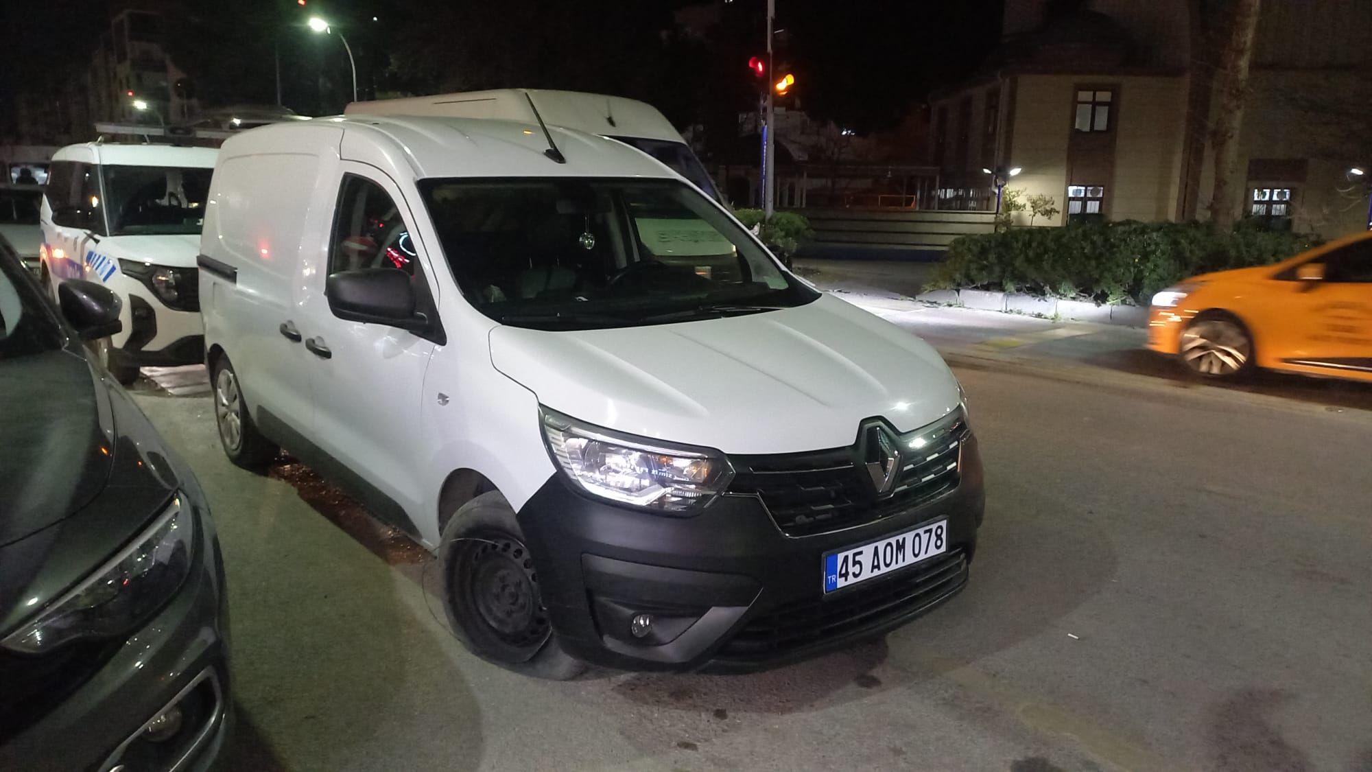 Mani̇sa'da Hafi̇f Ti̇cari̇ Araç Yayaya Çarpti 1 Ağir Yarali (2)