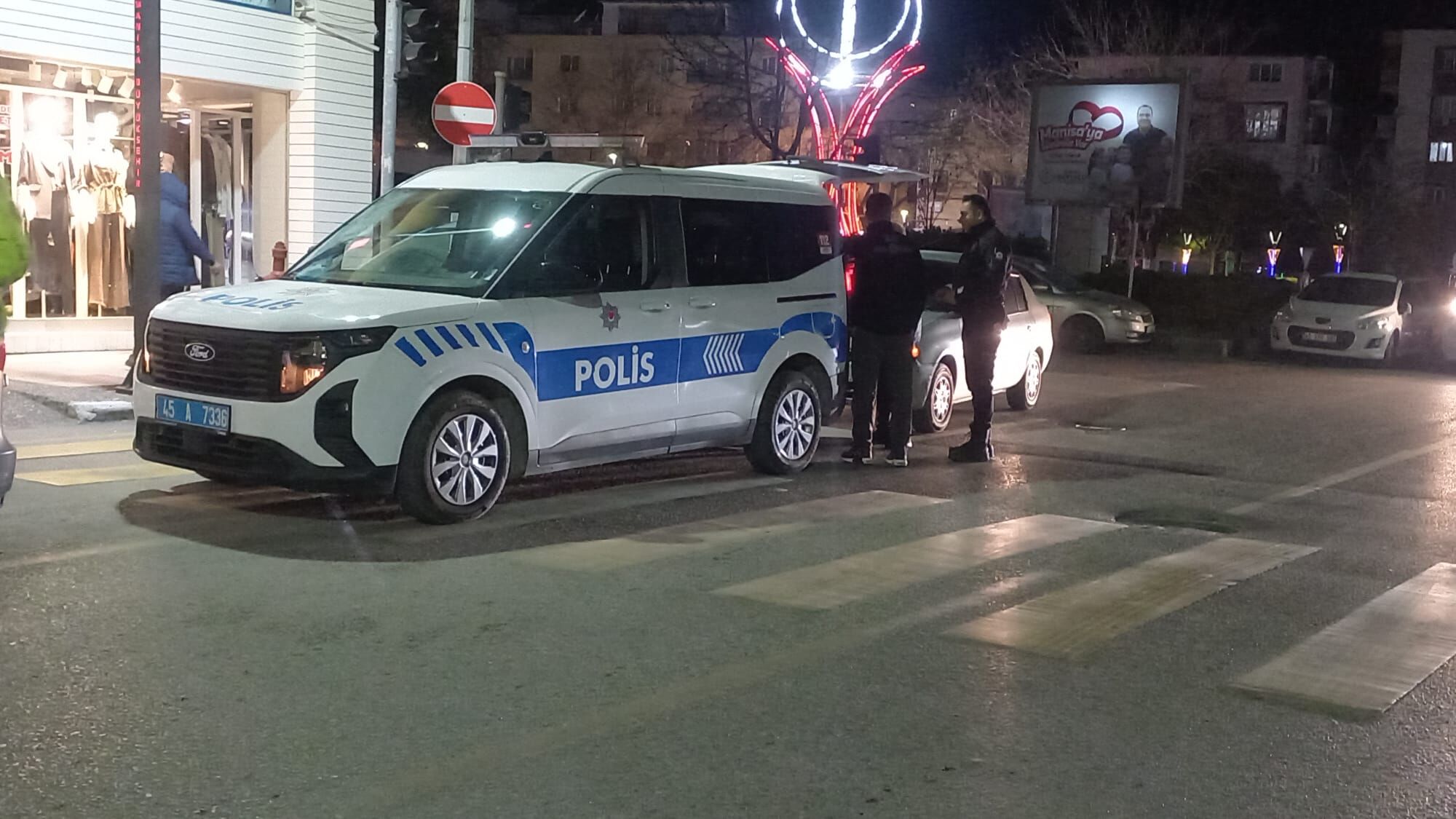 Mani̇sa'da Hafi̇f Ti̇cari̇ Araç Yayaya Çarpti 1 Ağir Yarali (3)