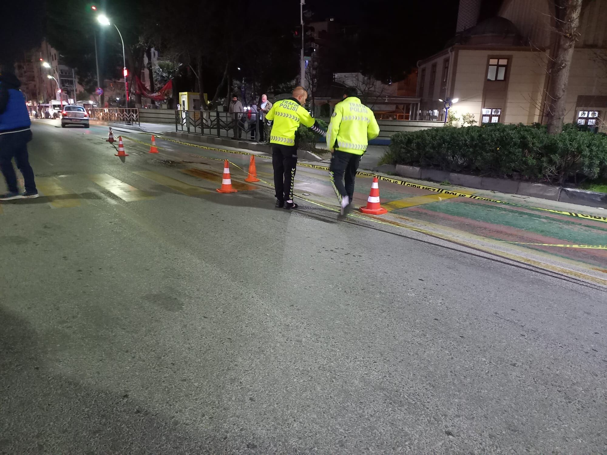 Mani̇sa'da Hafi̇f Ti̇cari̇ Araç Yayaya Çarpti 1 Ağir Yarali (5)