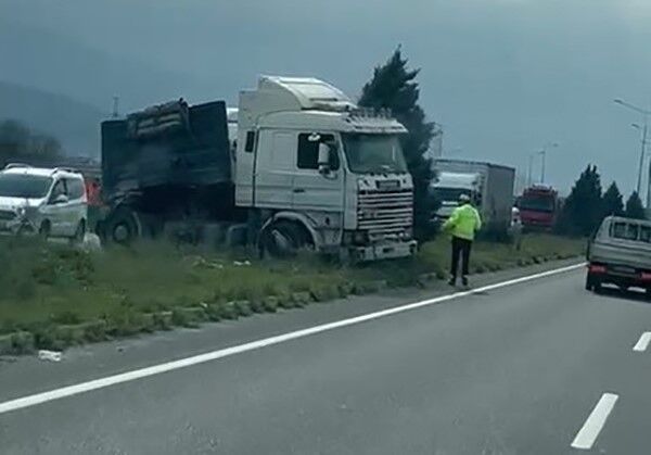 Manisa’da Tır Ile Kamyon Çarpıştı (1)