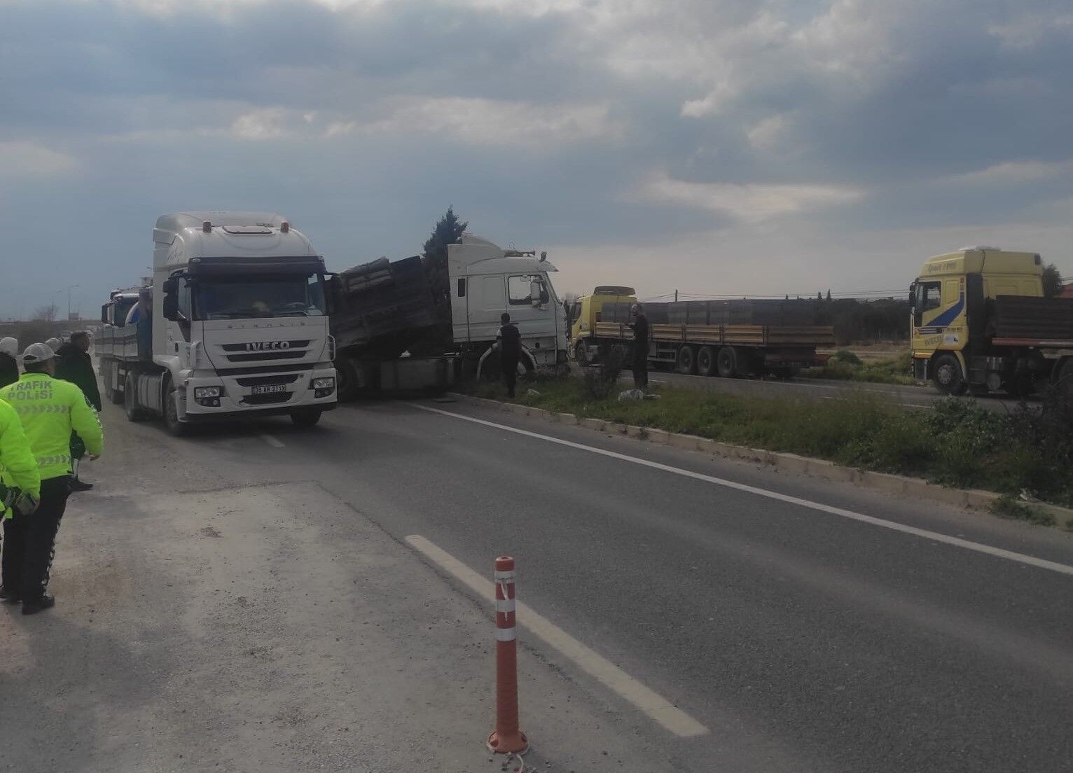 Manisa’da Tır Ile Kamyon Çarpıştı (2)