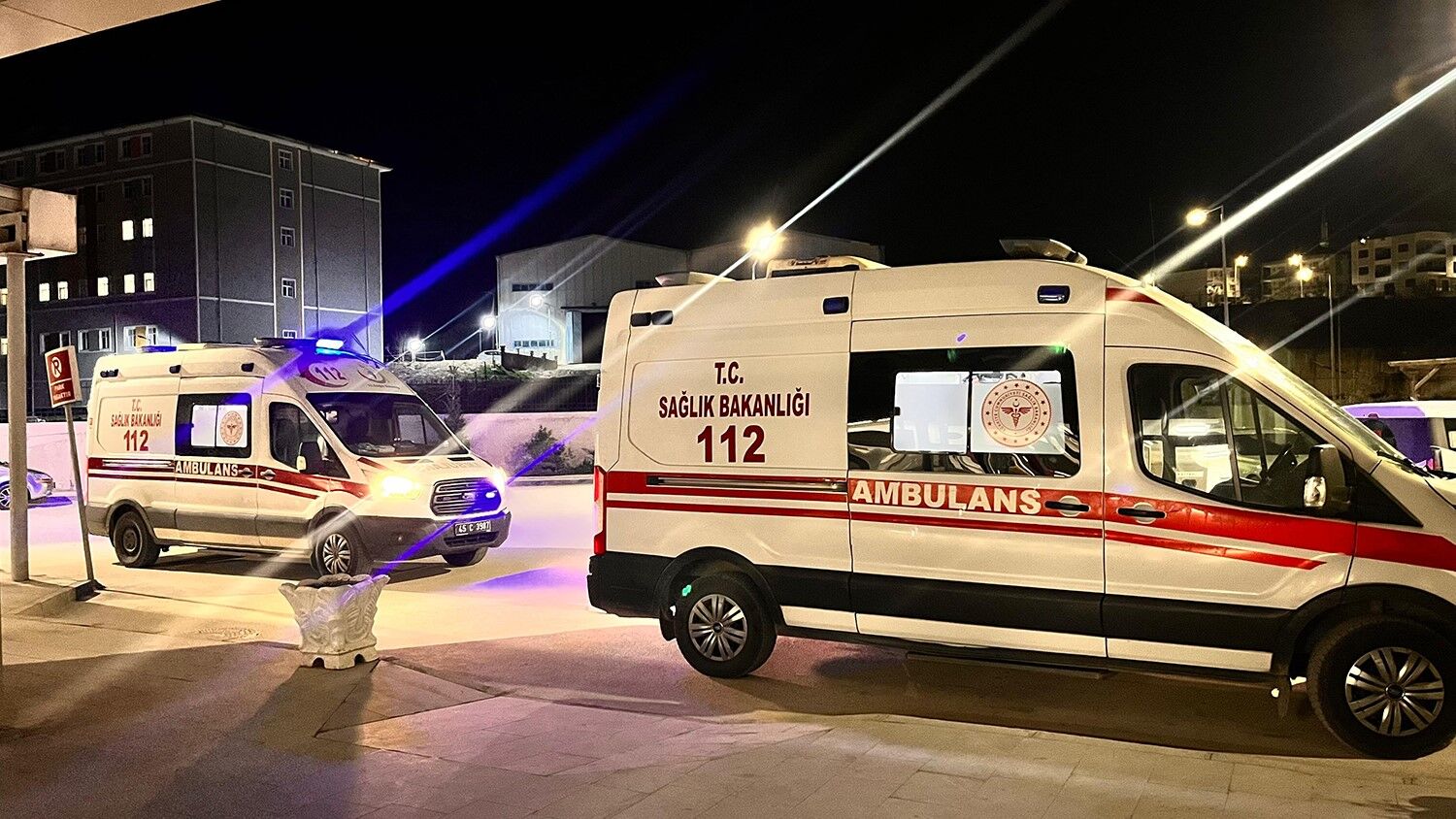 Manisa'da Yolun Karşısına Geçmek Isteyen Kadına Otomobil Çarptı (1)