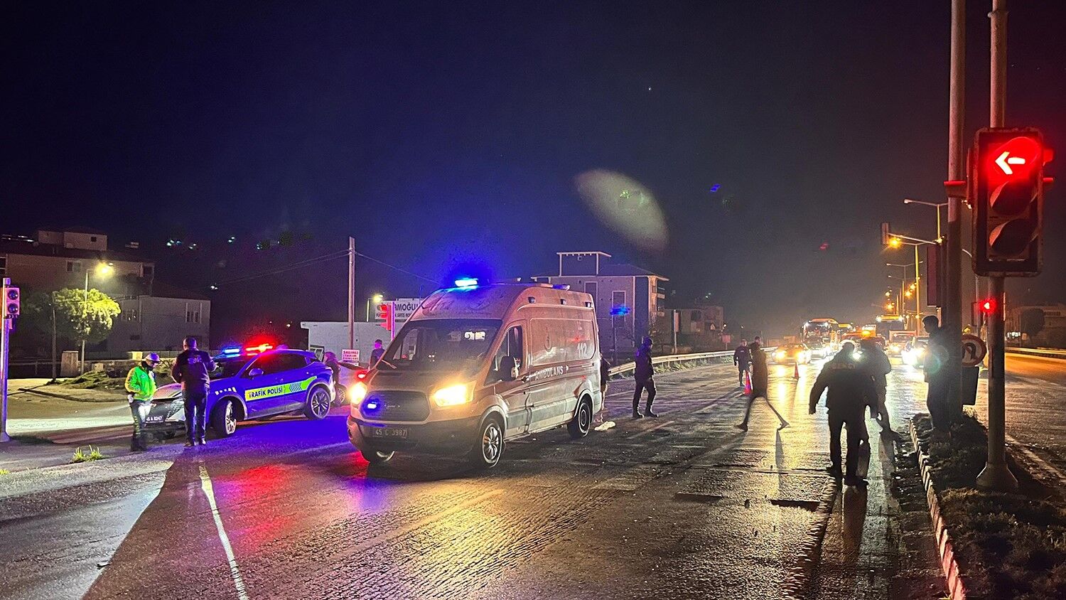 Manisa'da Yolun Karşısına Geçmek Isteyen Kadına Otomobil Çarptı (2)