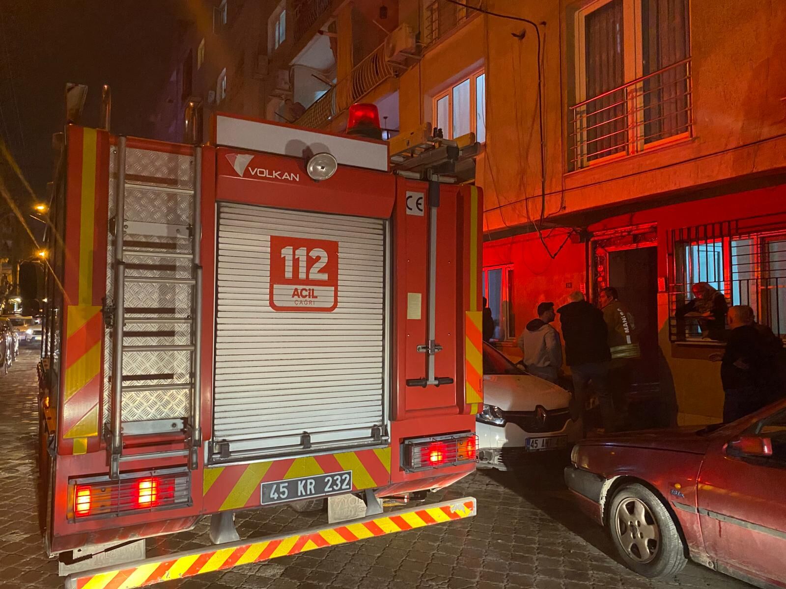 Olay, Yılmazlar Mahallesi Yörük Sokak’ta Meydana Geldi. Edinilen Bilgilere Göre, Apartmanın Merdiven Altında Henüz Belirlenemeyen Bir Nedenle Yangın Çıktı. Durumu Fark Eden Vatandaşların Ihbarı Üzerine Olay Yerine Poli (6)