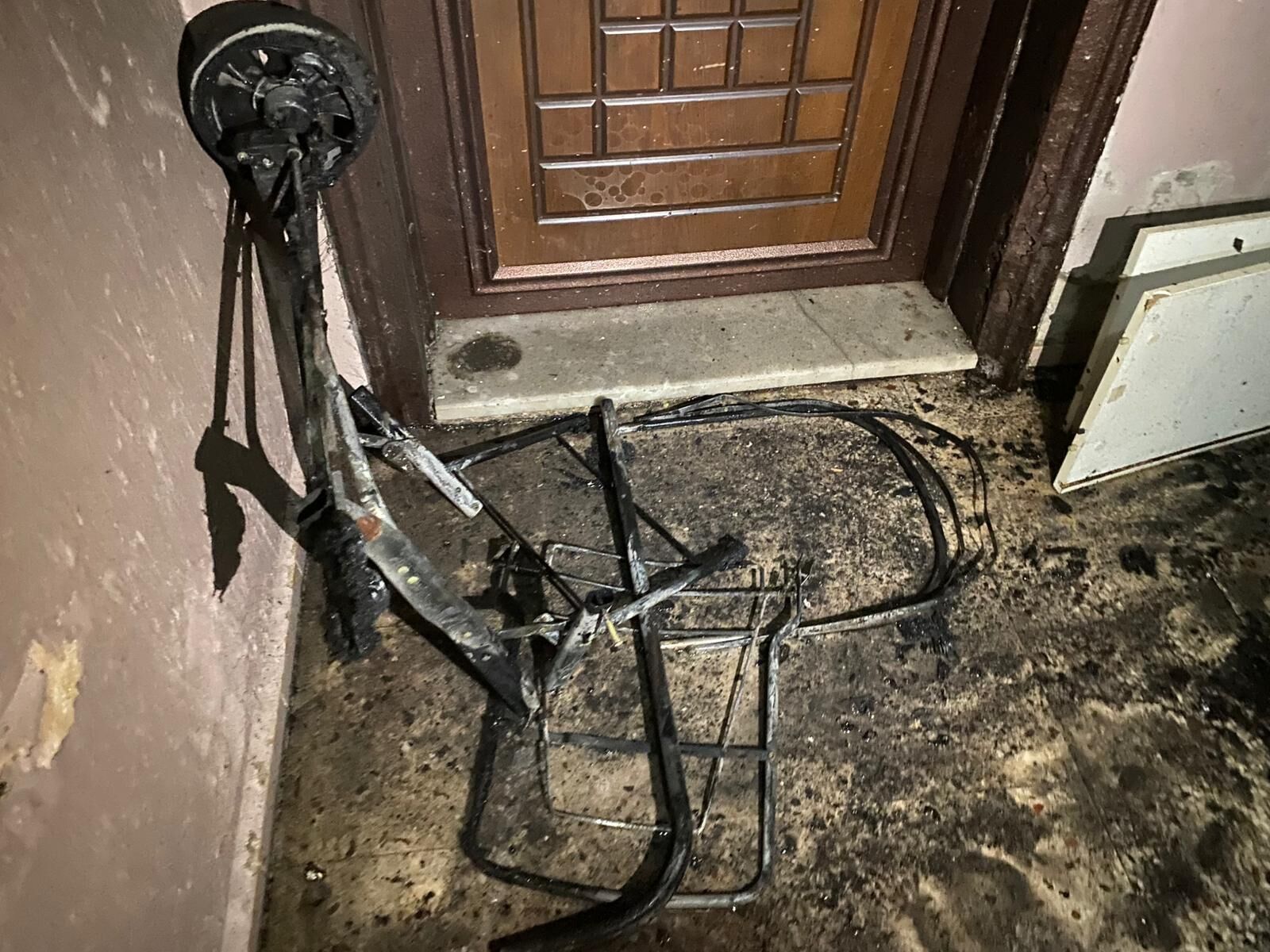 Olay, Yılmazlar Mahallesi Yörük Sokak’ta Meydana Geldi. Edinilen Bilgilere Göre, Apartmanın Merdiven Altında Henüz Belirlenemeyen Bir Nedenle Yangın Çıktı. Durumu Fark Eden Vatandaşların Ihbarı Üzerine Olay Yerine Poli (7)