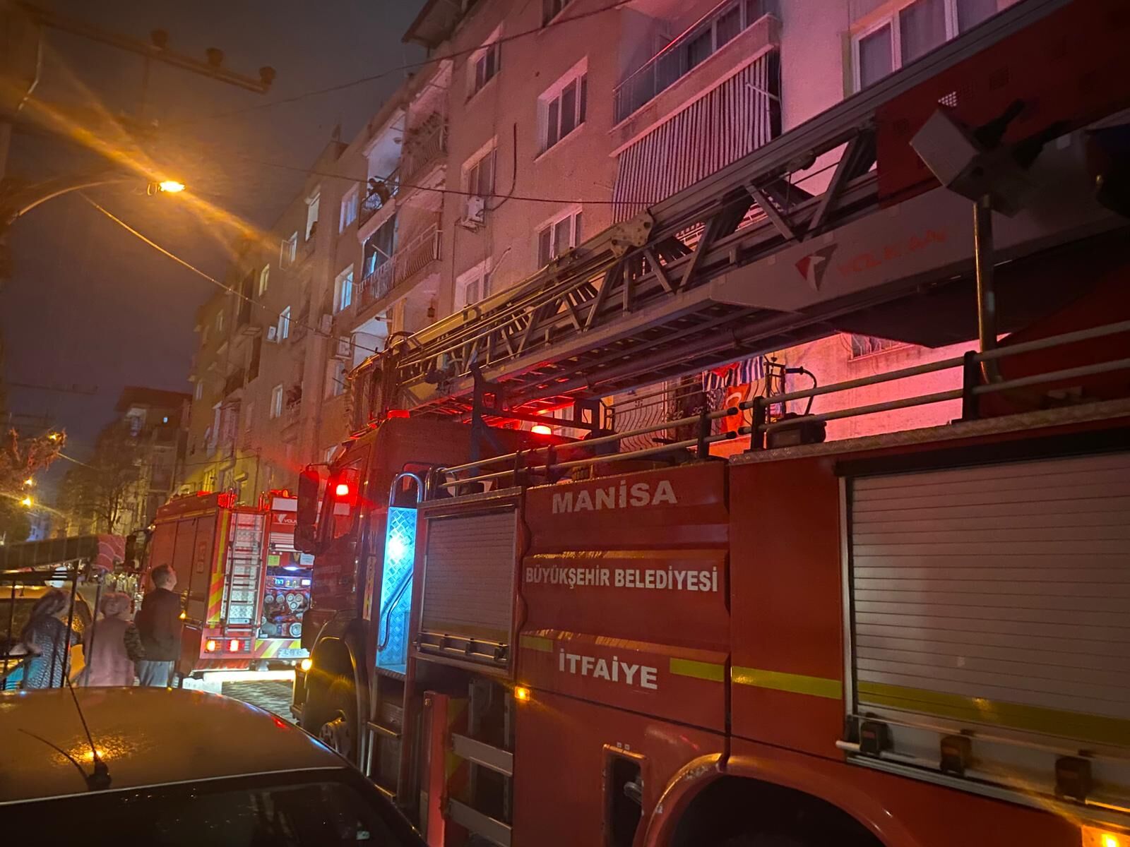 Olay, Yılmazlar Mahallesi Yörük Sokak’ta Meydana Geldi. Edinilen Bilgilere Göre, Apartmanın Merdiven Altında Henüz Belirlenemeyen Bir Nedenle Yangın Çıktı. Durumu Fark Eden Vatandaşların Ihbarı Üzerine Olay Yerine Poli