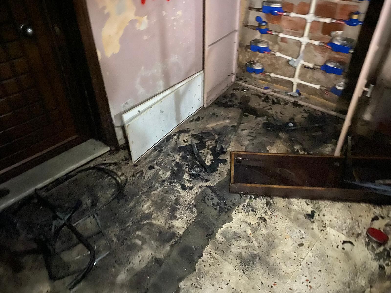 Olay, Yılmazlar Mahallesi Yörük Sokak’ta Meydana Geldi. Edinilen Bilgilere Göre, Apartmanın Merdiven Altında Henüz Belirlenemeyen Bir Nedenle Yangın Çıktı. Durumu Fark Eden Vatandaşların Ihbarı Üzerine Olay Yerine Polis V (1)
