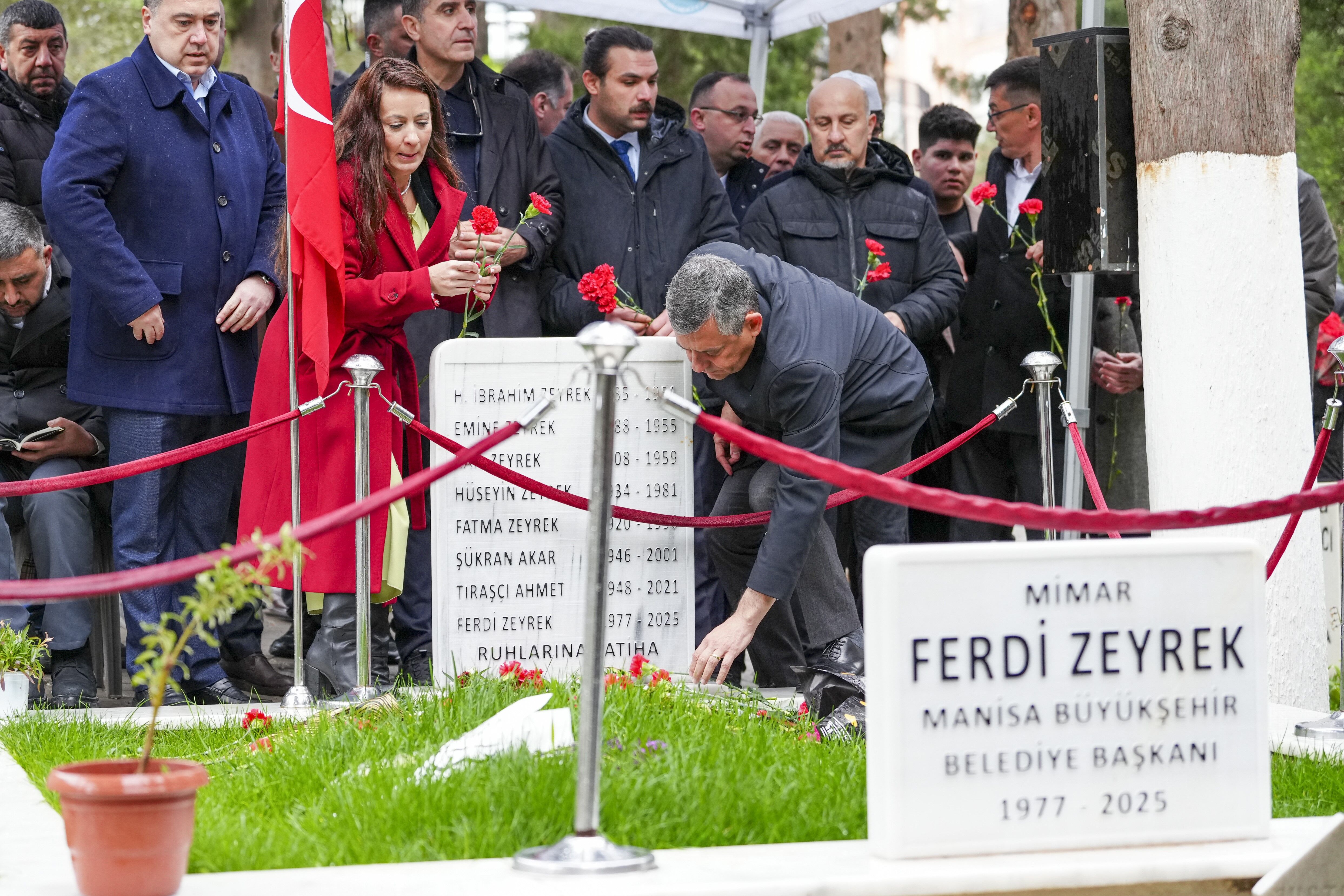 Özel, Memleketinde Kabir Ziyaretlerinde Bulundu (5)