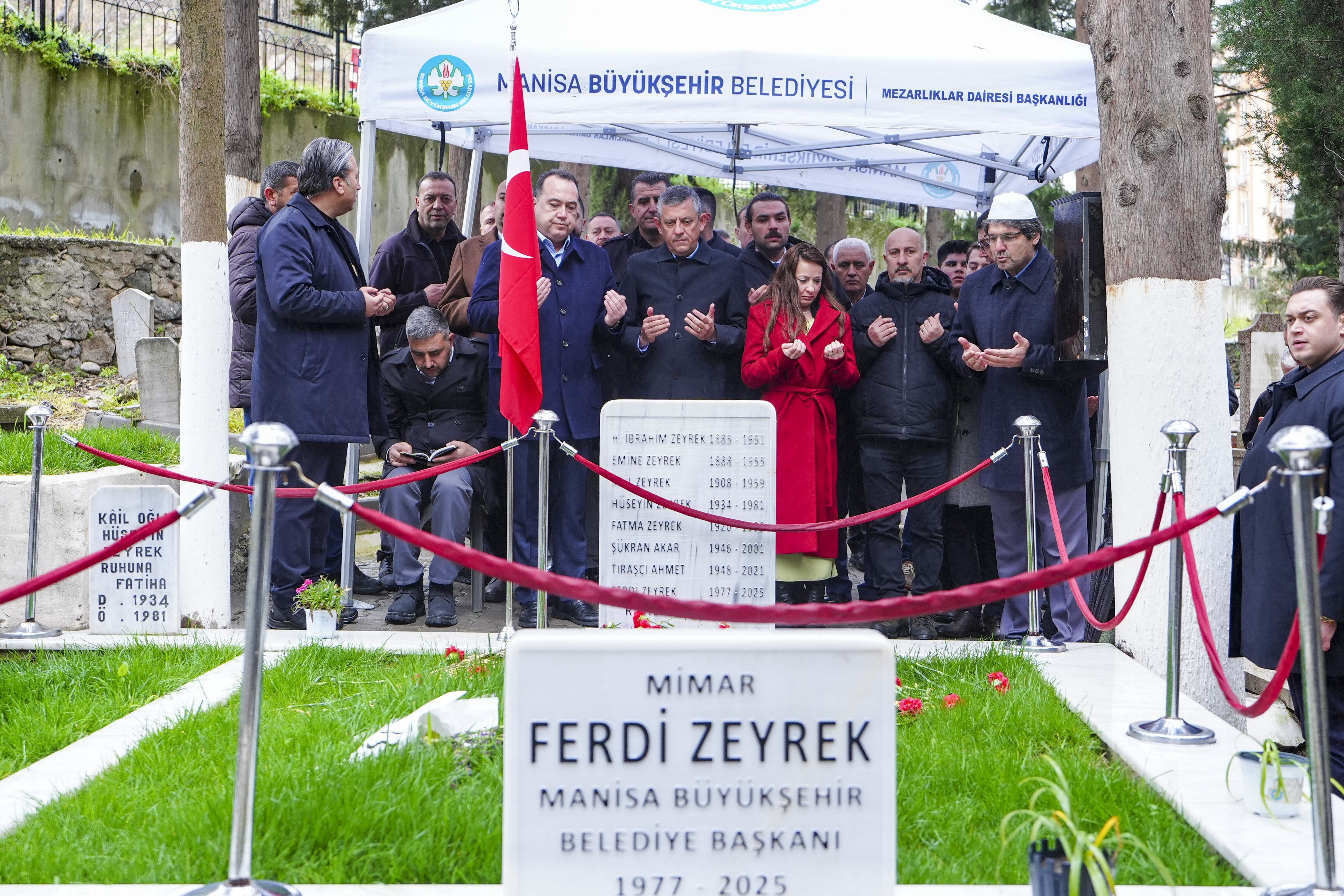 Özel, Memleketinde Kabir Ziyaretlerinde Bulundu (6)