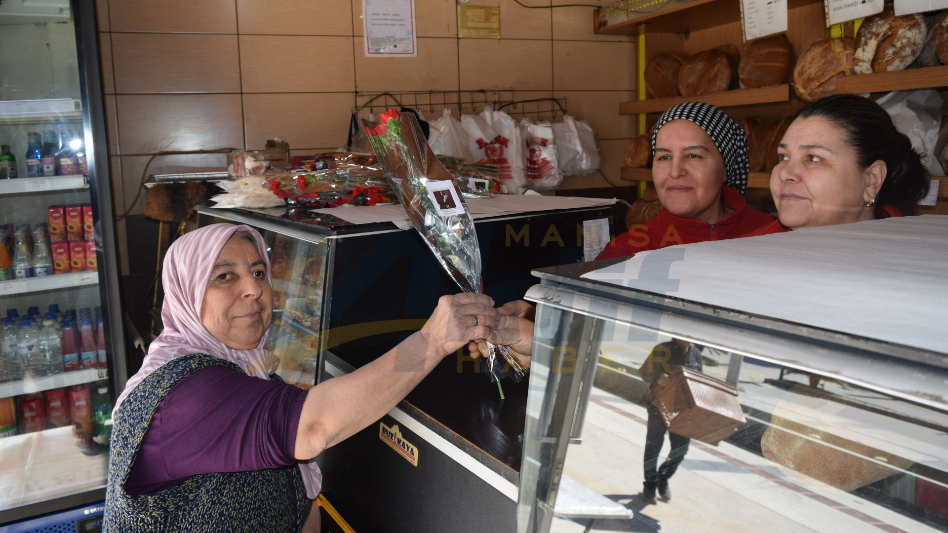 Sarıgöl Emek Ekmek'ten Kadın Müşterilere Anlamlı Jest! (2)