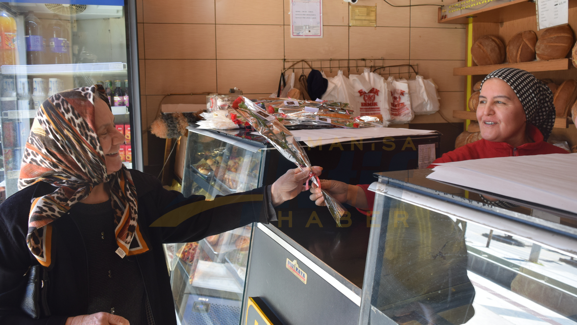 Sarıgöl Emek Ekmek'ten Kadın Müşterilere Anlamlı Jest! (7)