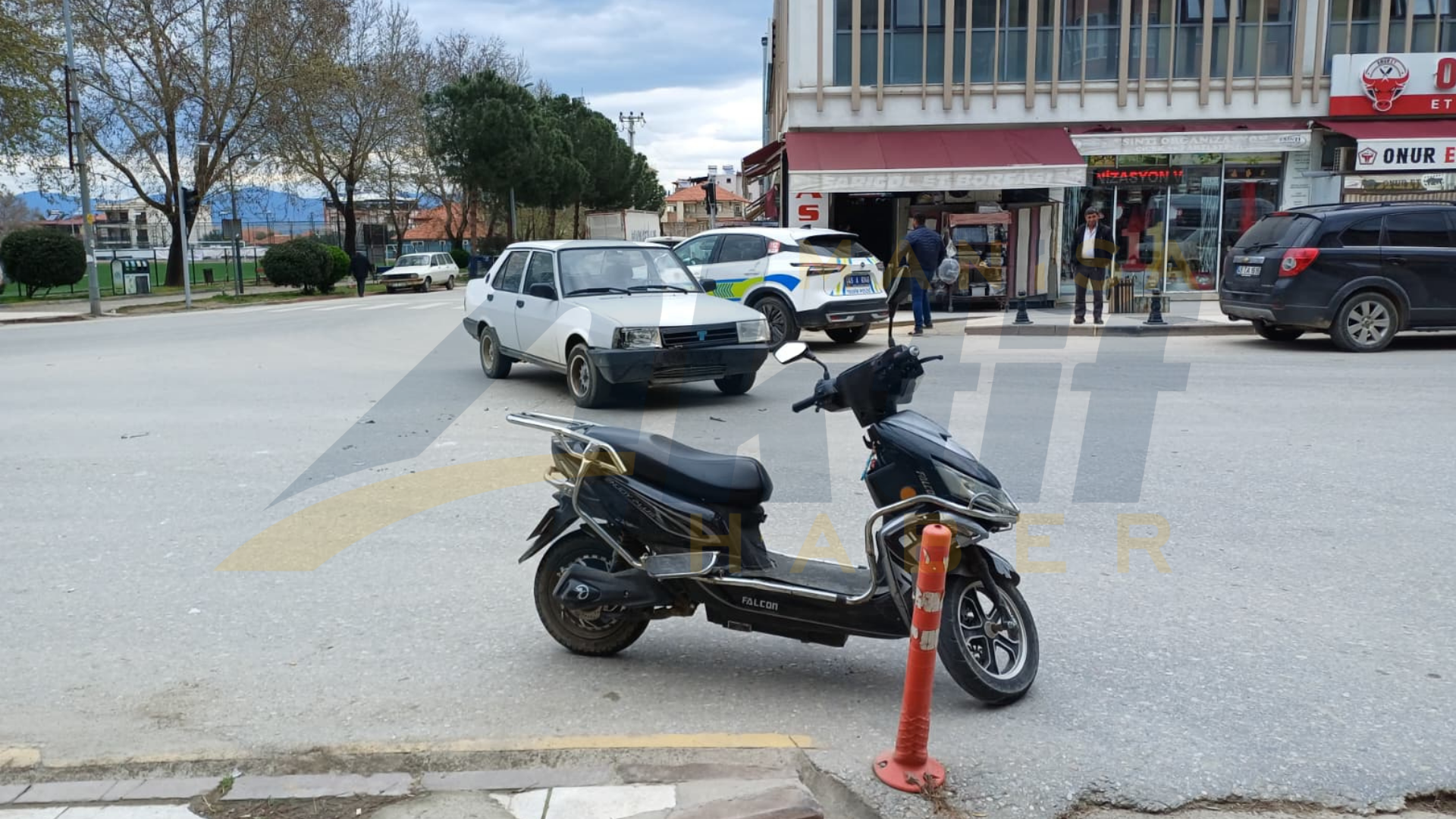 Sarıgöl'de Otomobil Ile Elektrikli Bisiklet Çarpıştı 1 Yaralı (2)