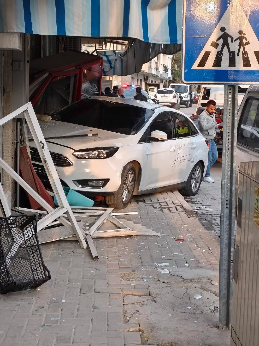 Turgutlu’da Direksiyon Hakimiyetini Kaybetti, Markete Daldı! (1)