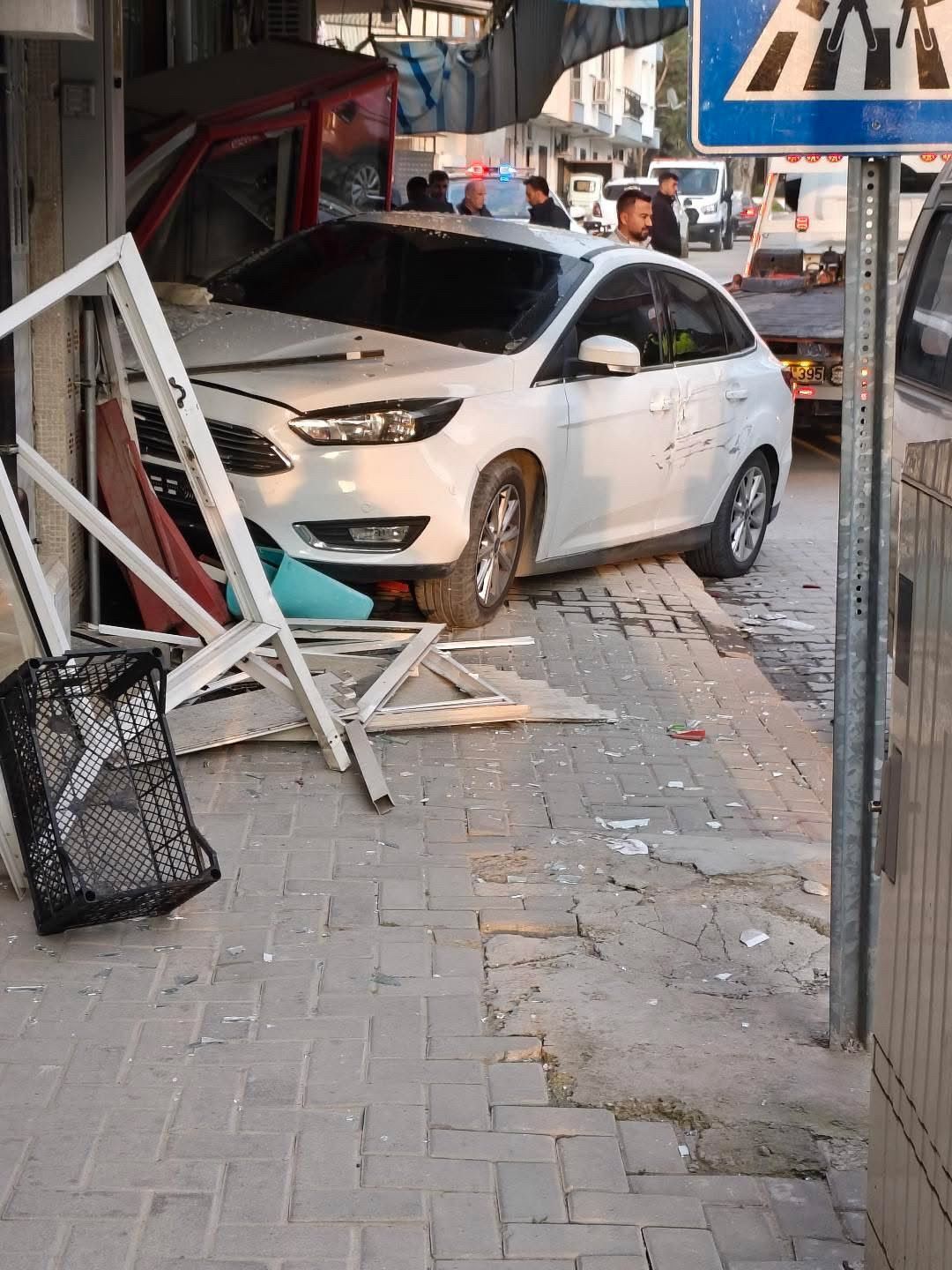 Turgutlu’da Direksiyon Hakimiyetini Kaybetti, Markete Daldı! (2)