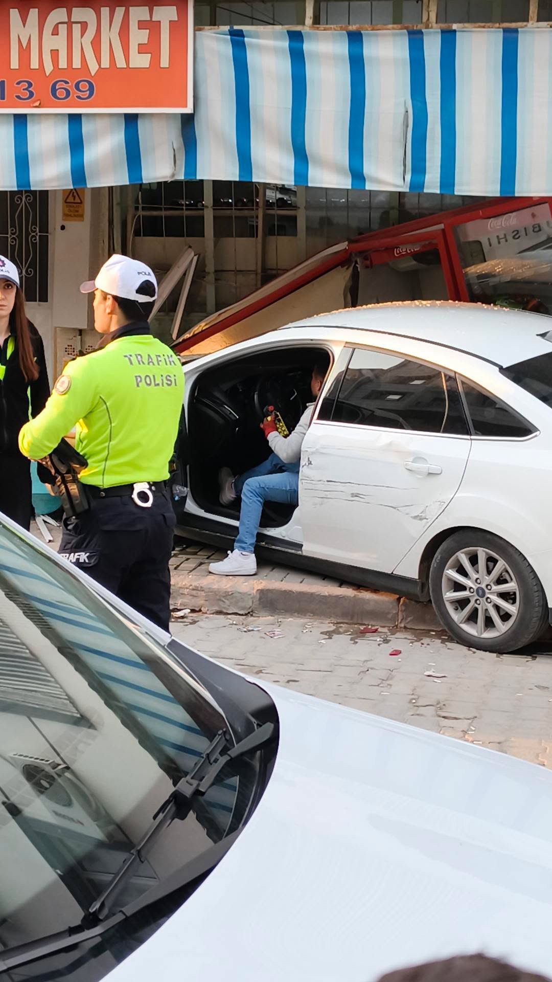 Turgutlu’da Direksiyon Hakimiyetini Kaybetti, Markete Daldı! (3)