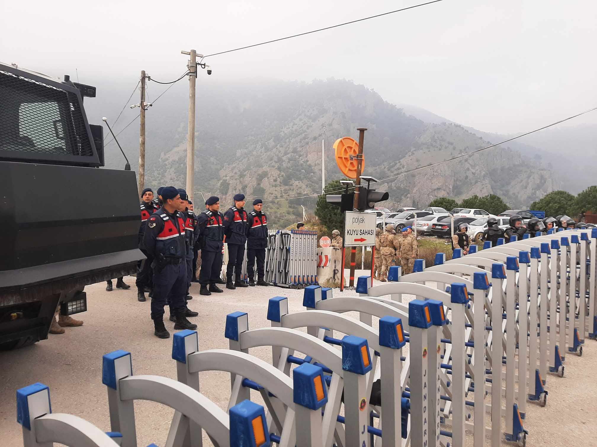 Soma'da maden işçileri ile jandarma arasında arbede!