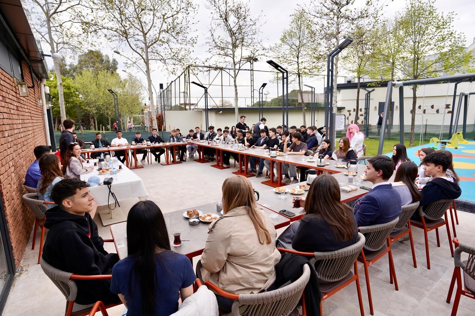 CHP Manisa İl Başkanı Özalper, gençlerle buluştu