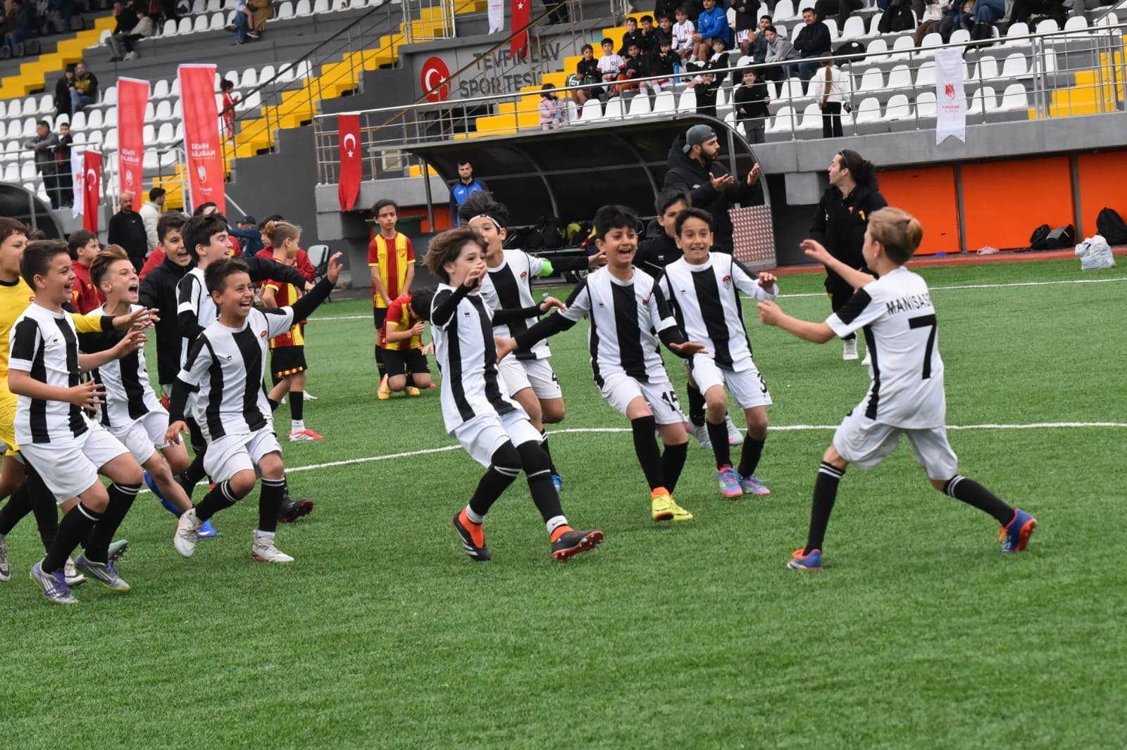 23 Nisan Coşkusu Yeşil Sahada Yaşandı (5)