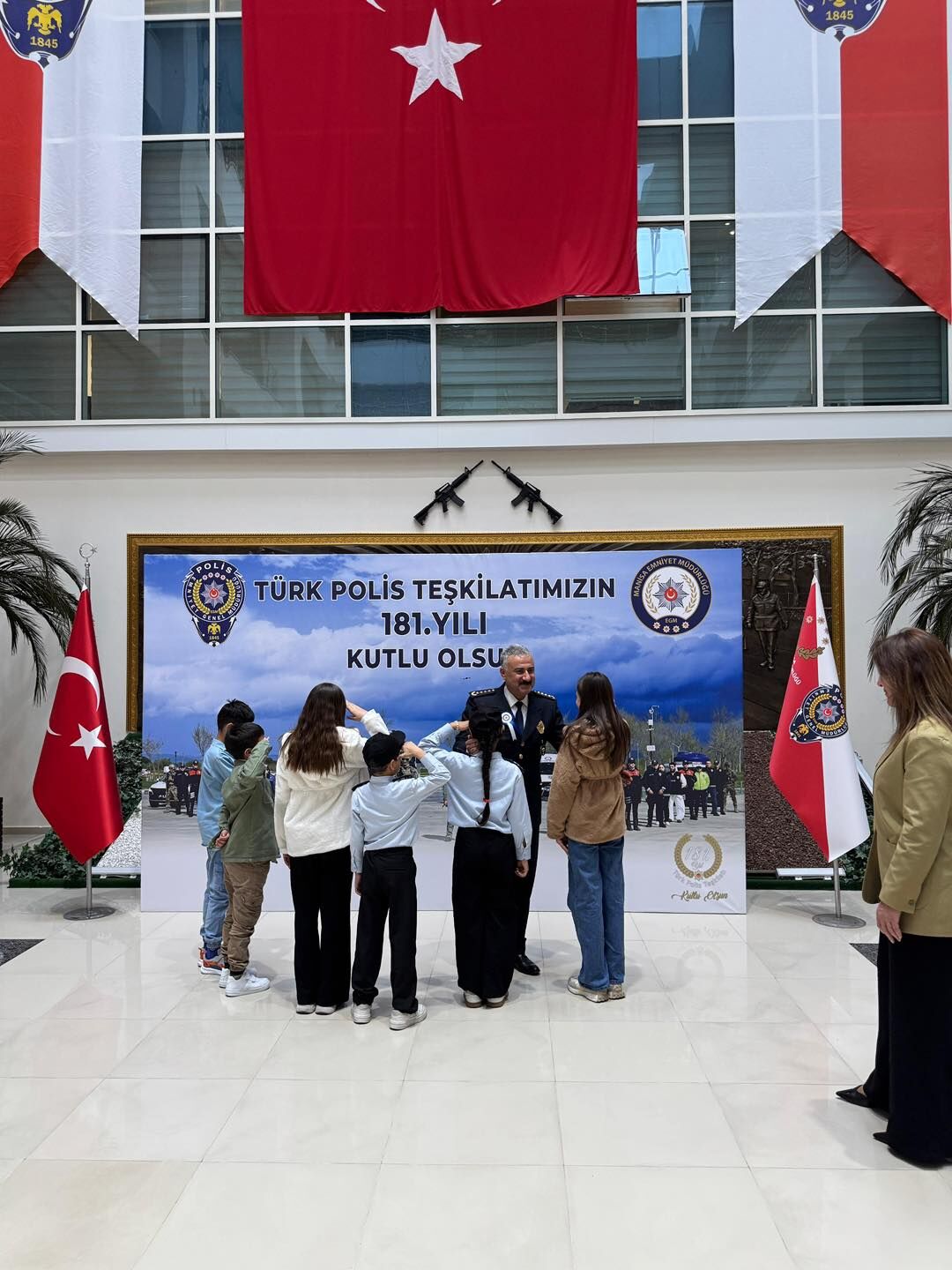 Minik yüreklerden polis teşkilatına anlamlı ziyaret