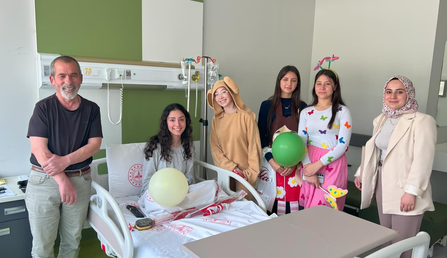 Alaşehirli öğrencilerden hastanedeki çocuklara 23 Nisan sürprizi-.3.2.1