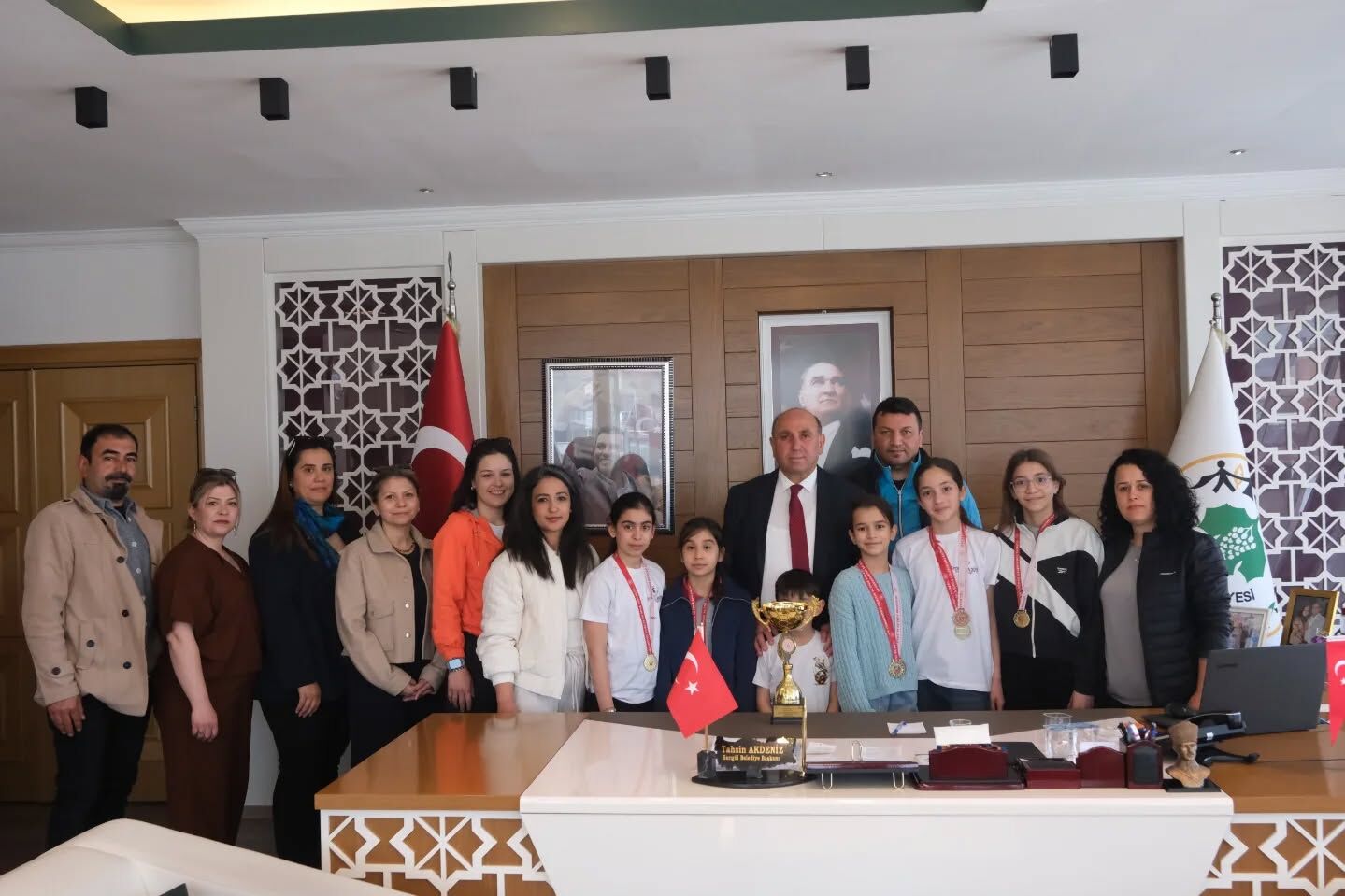 Sarıgöl'ün gururlarından Başkan Akdeniz'e ziyaret!-1