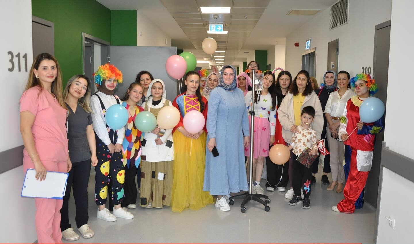 alaşehirli örencilerden hastanedeki çocuklara ziyaret.1.