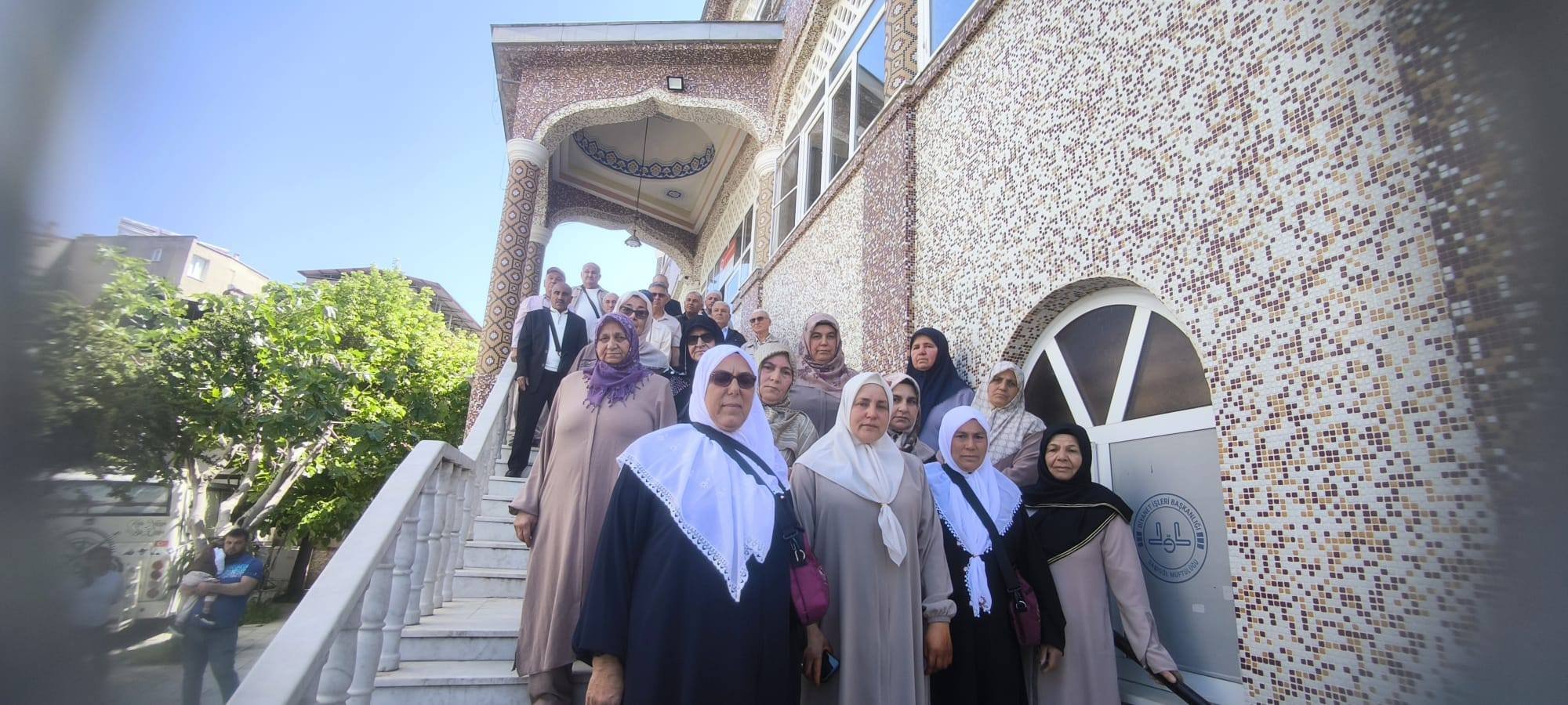 Sarıgöl’de hacı adayları dualarla kutsal topraklara uğurlandı