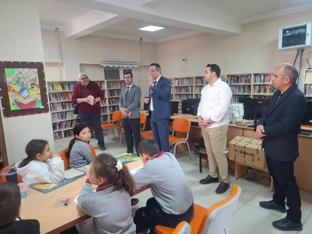 Sarıgöl'de Kaymakam Dalak Öğrencilerle Kitap Okudu