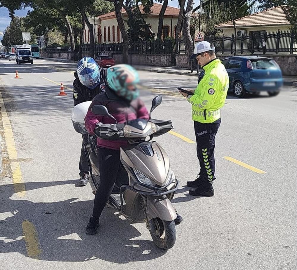 Manisa'da motosiklet sürücülerine ceza yağdı-1
