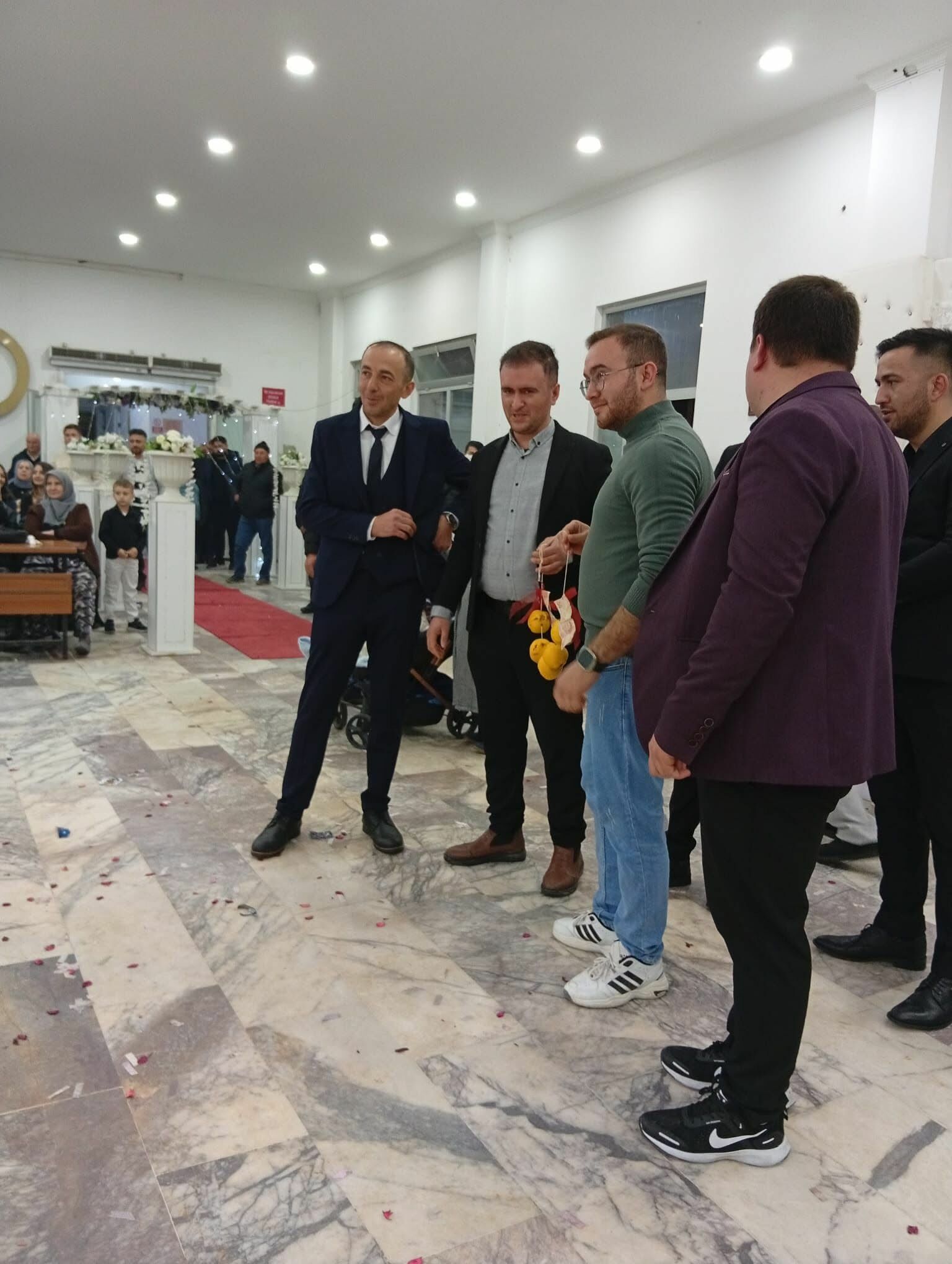 Manisalı damada arkadaşlarından 'beşi bir yerde' şoku!-.2