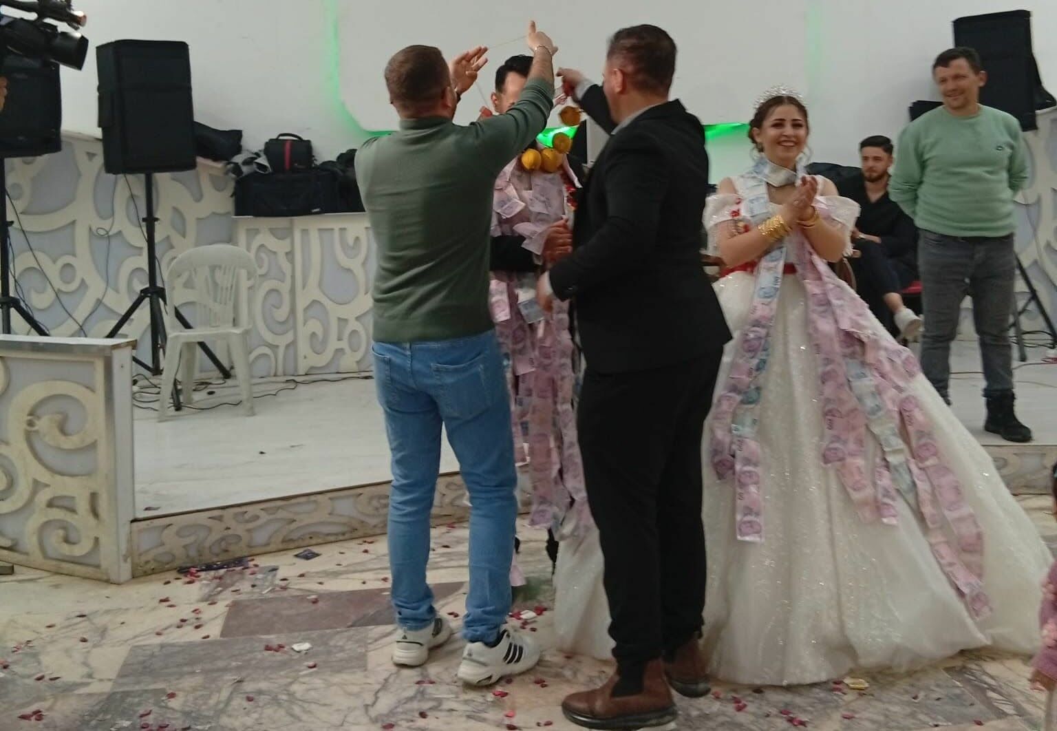 Manisalı damada arkadaşlarından 'beşi bir yerde' şoku!-.111