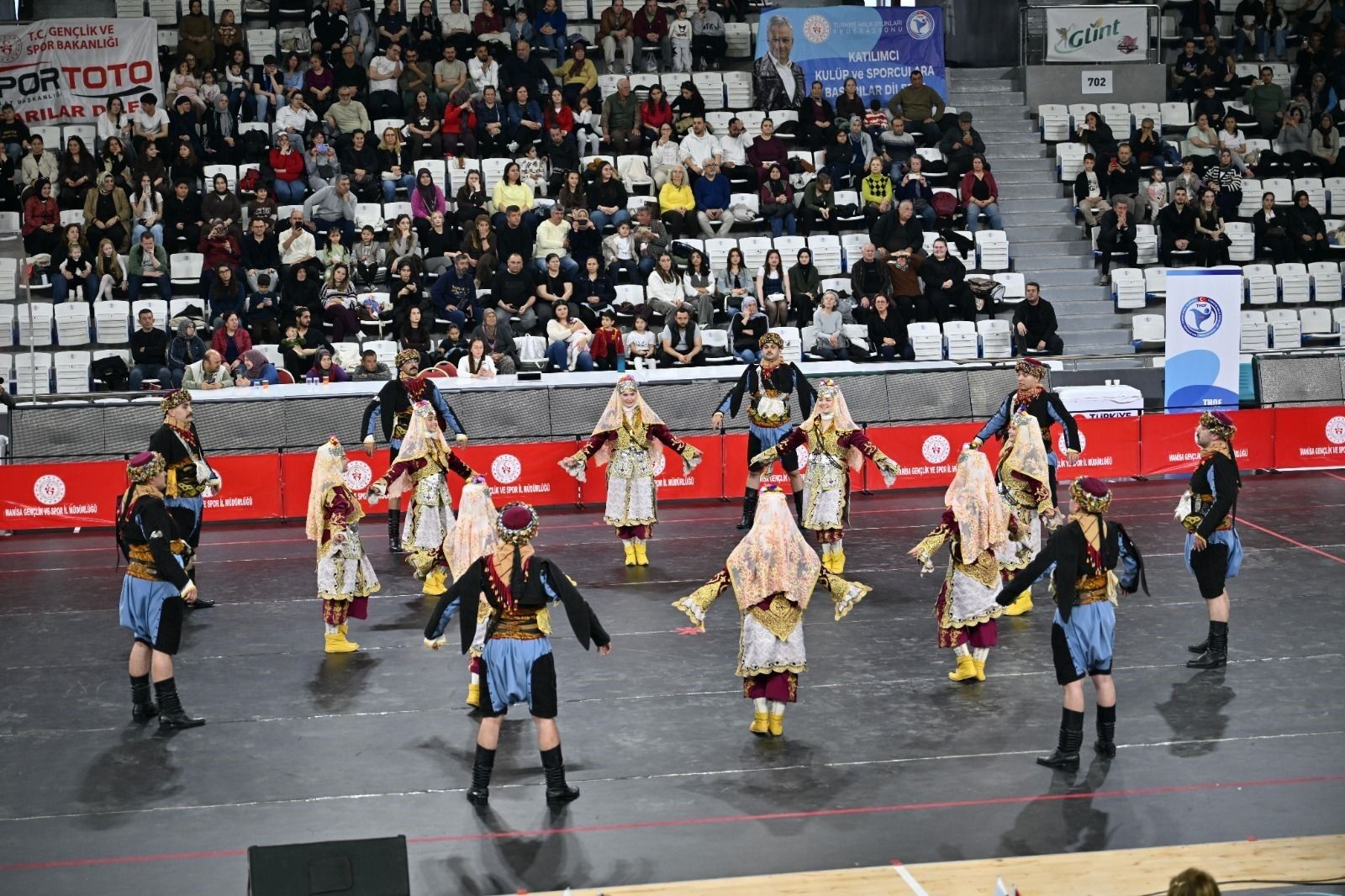 Manisa'da Halk oyunlarında büyük başarı