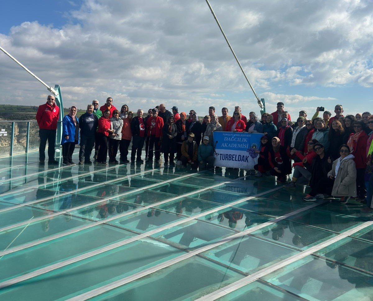 Manisalı dağcılardan Ulubey Kanyonu'nda doğa yürüyüşü-.2