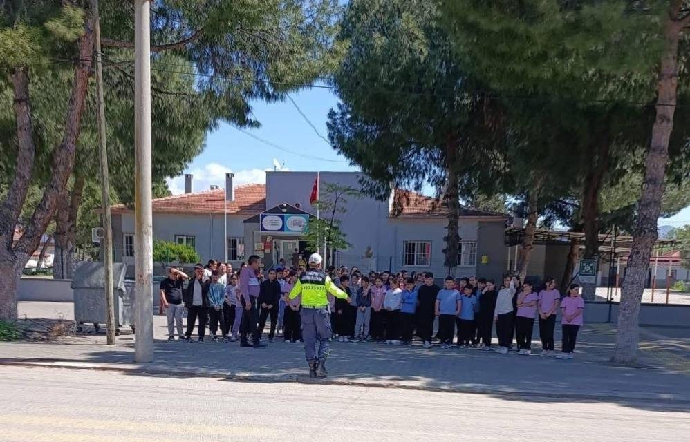 Sarıgöl'de öğrencilere trafik eğitimi!