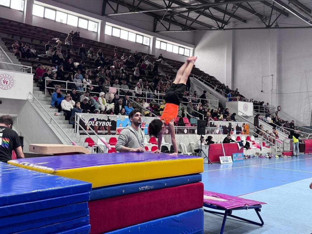 Alaşehir’de 23 Nisan turnuvası: Minik sporculardan büyük başarı!