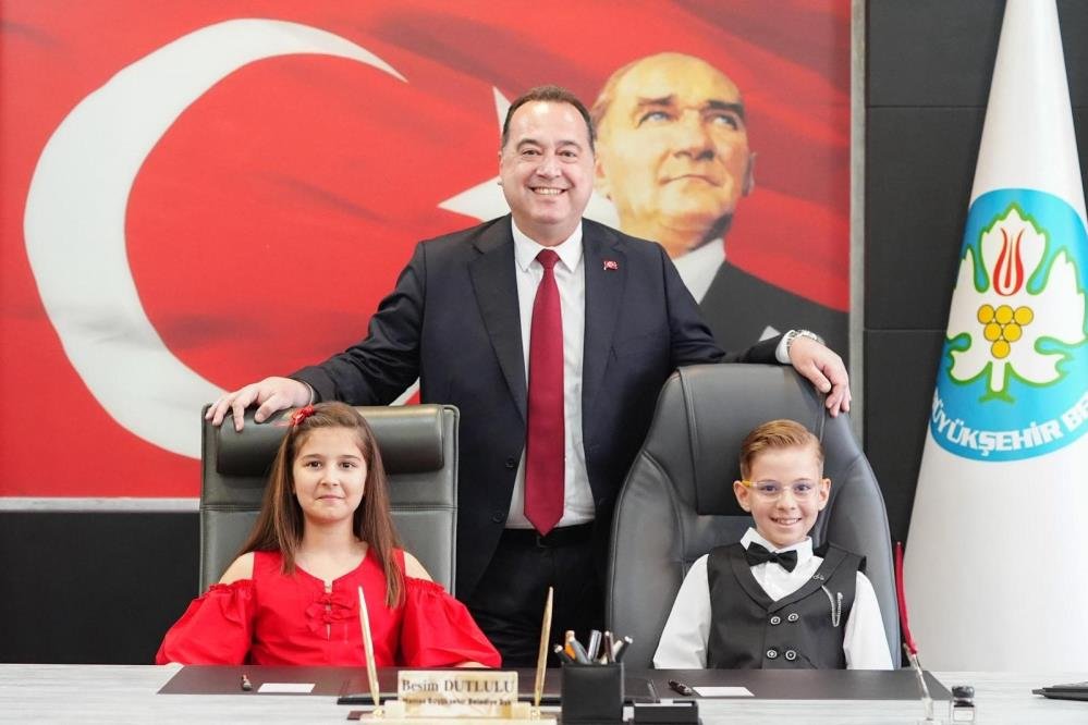 Başkan Dutlulu, 23 Nisan'da koltuğunu öğrencilere devretti!