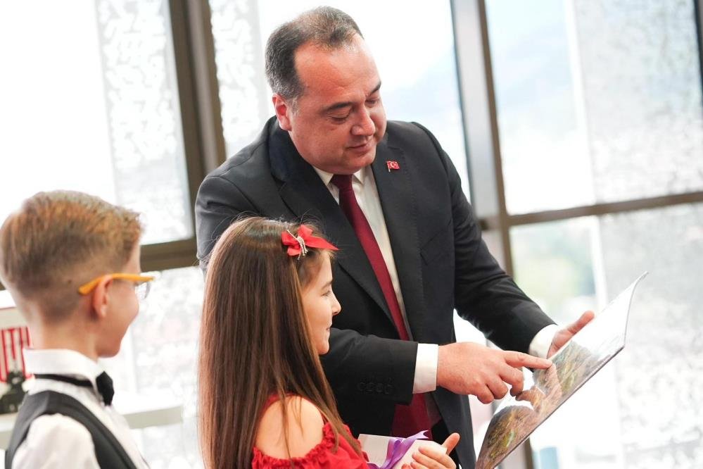 Başkan Dutlulu, 23 Nisan'da koltuğunu öğrencilere devretti!-1