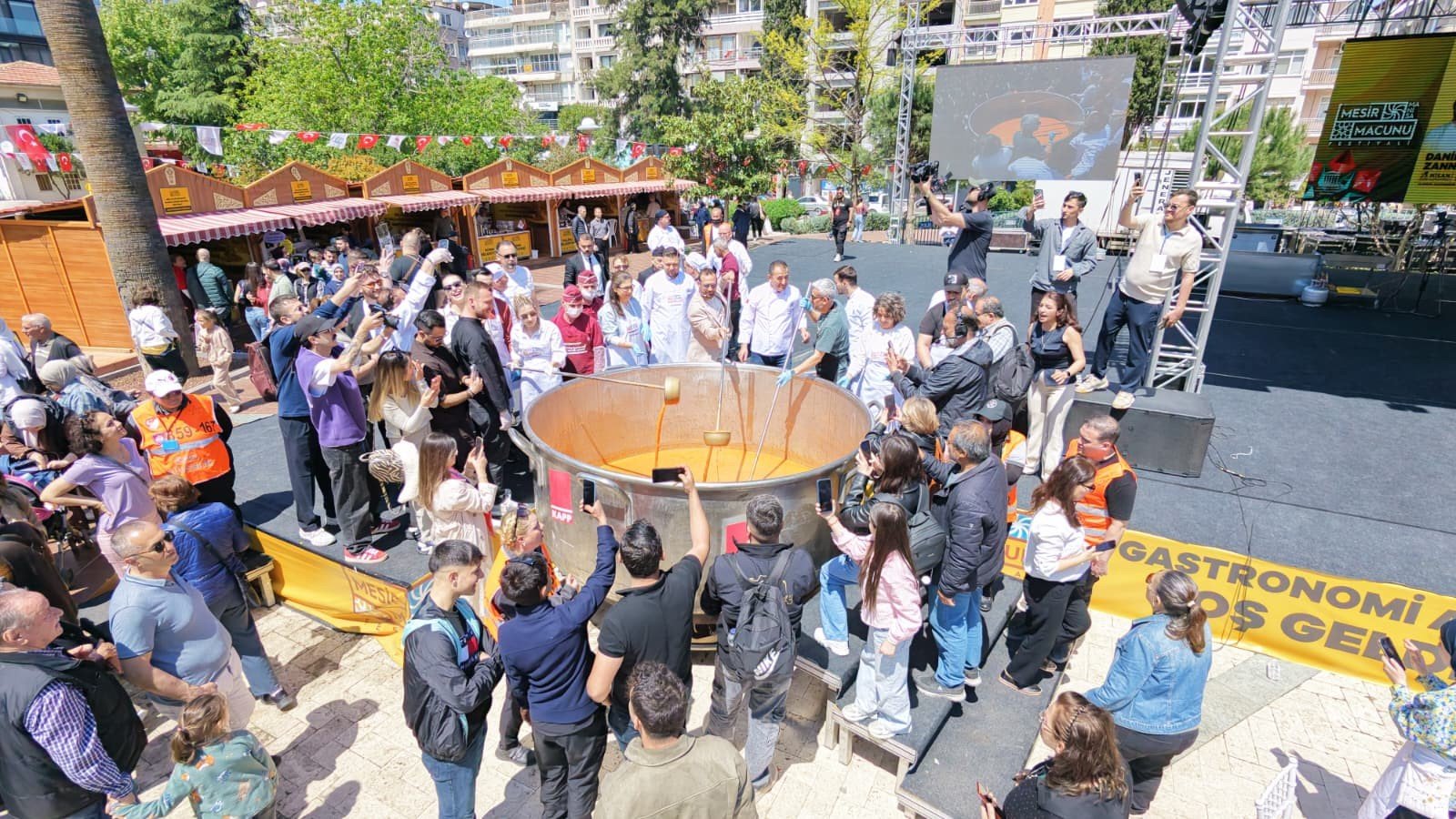 Manisa'da binlerce kişilik tarhana çorbası yapıldı-.1.2.3