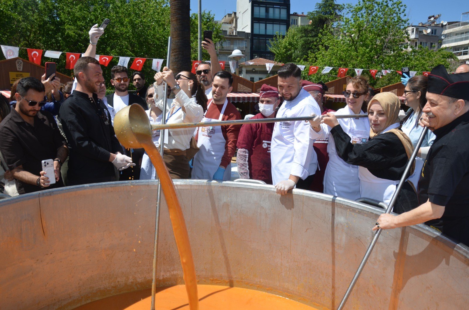 Manisa'da binlerce kişilik tarhana çorbası yapıldı-.1