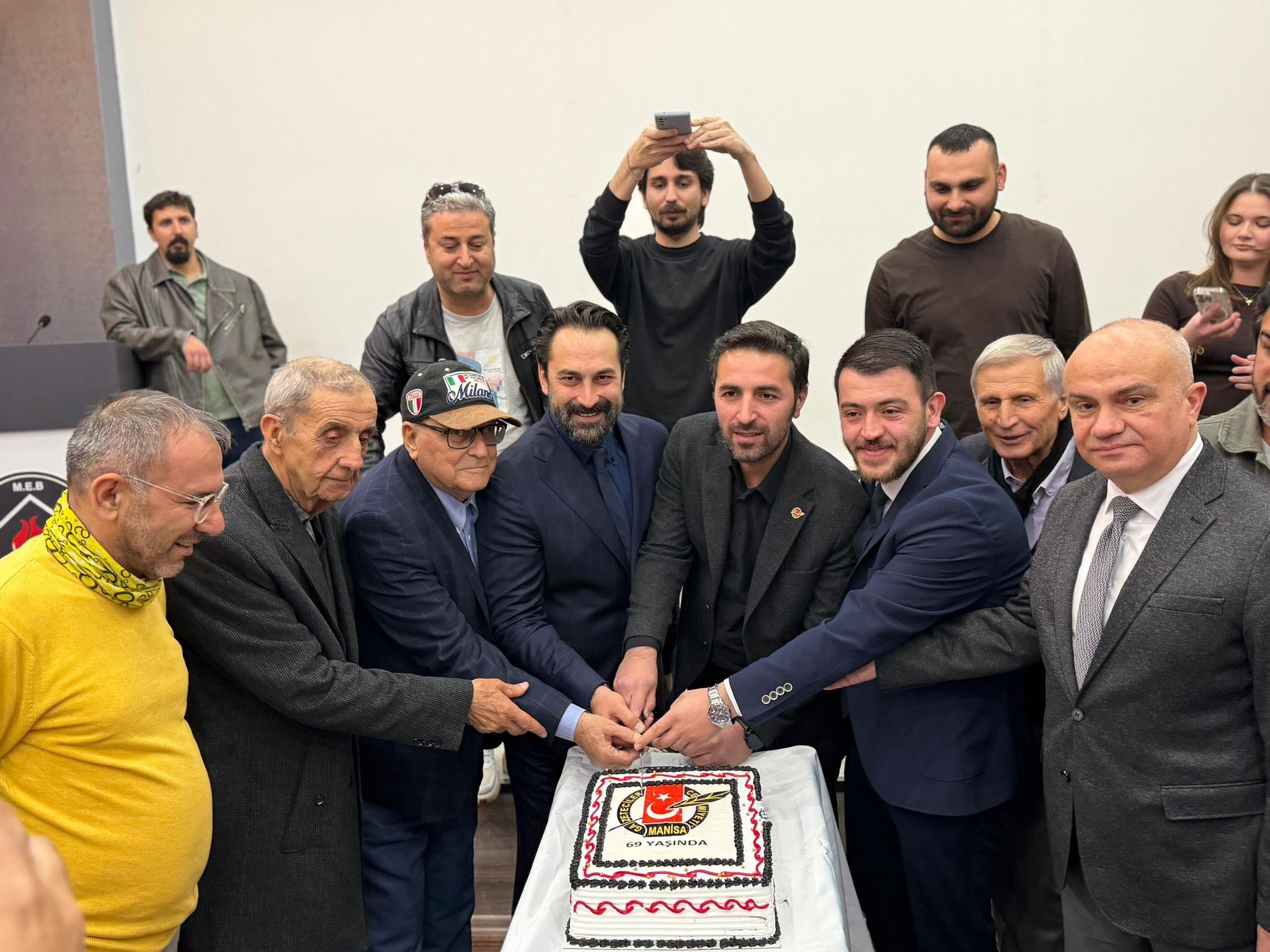 Arınç’tan Manisa Gazeteciler Cemiyeti’ne Pasta (1)