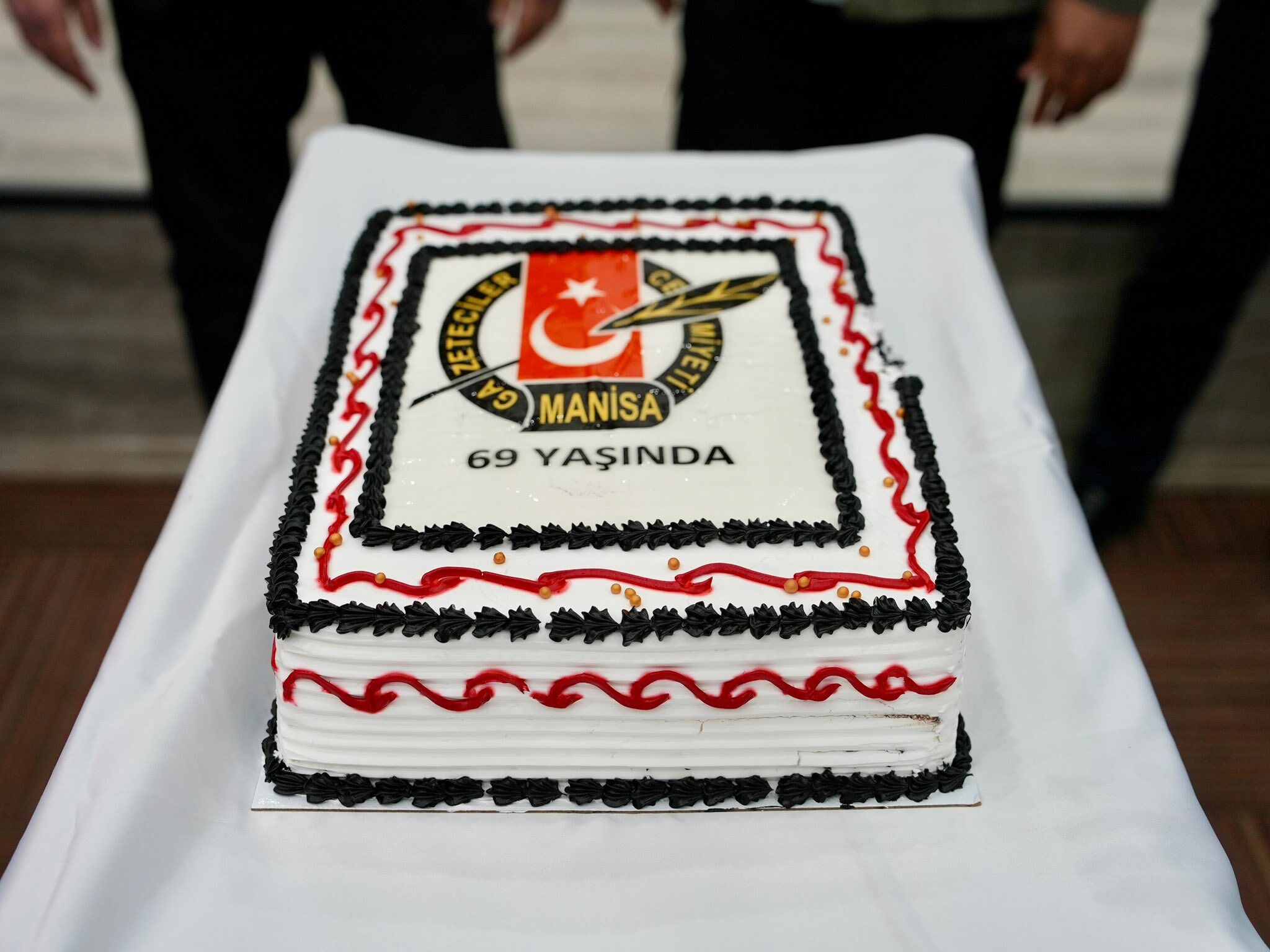 Arınç’tan Manisa Gazeteciler Cemiyeti’ne Pasta (2)