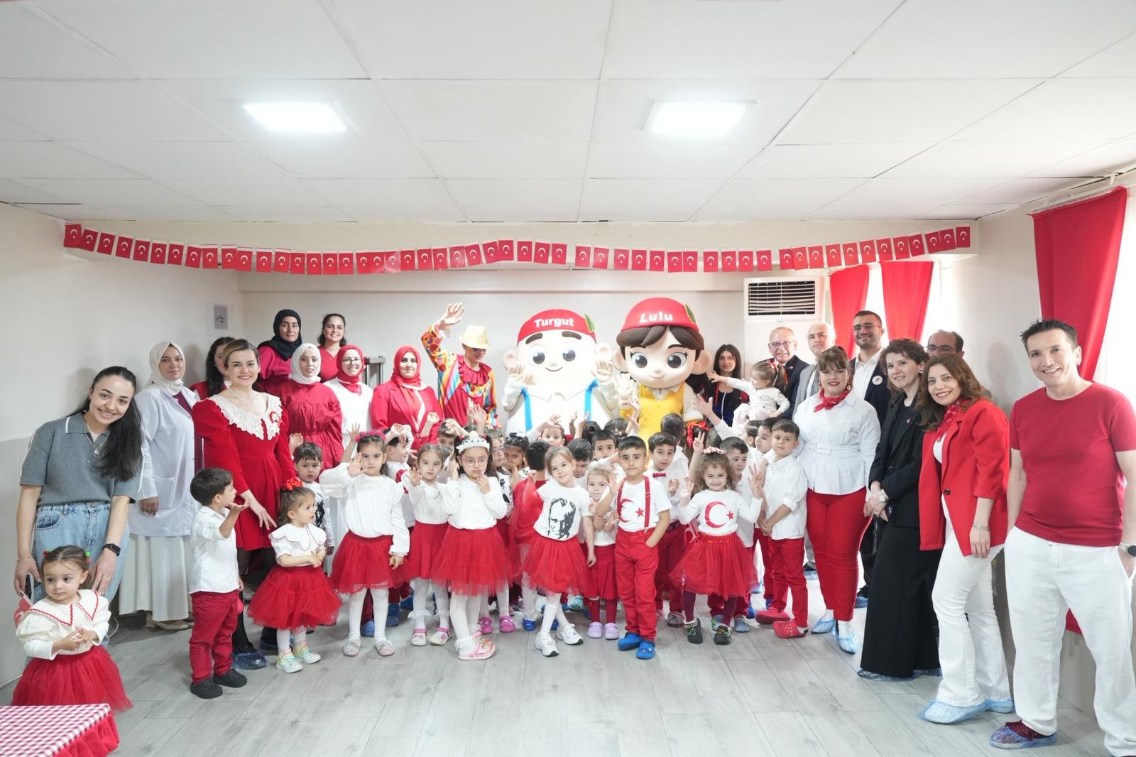 Başkan Akın, Bayram Sevincini Hastanedeki Çocuklarla Paylaştı (1)