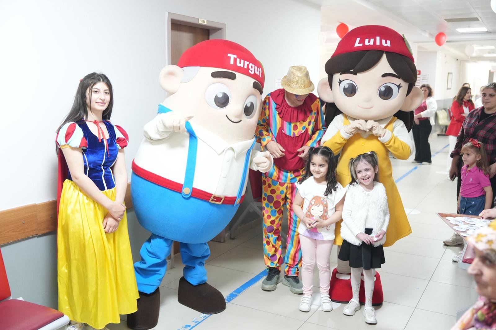 Başkan Akın, Bayram Sevincini Hastanedeki Çocuklarla Paylaştı (3)