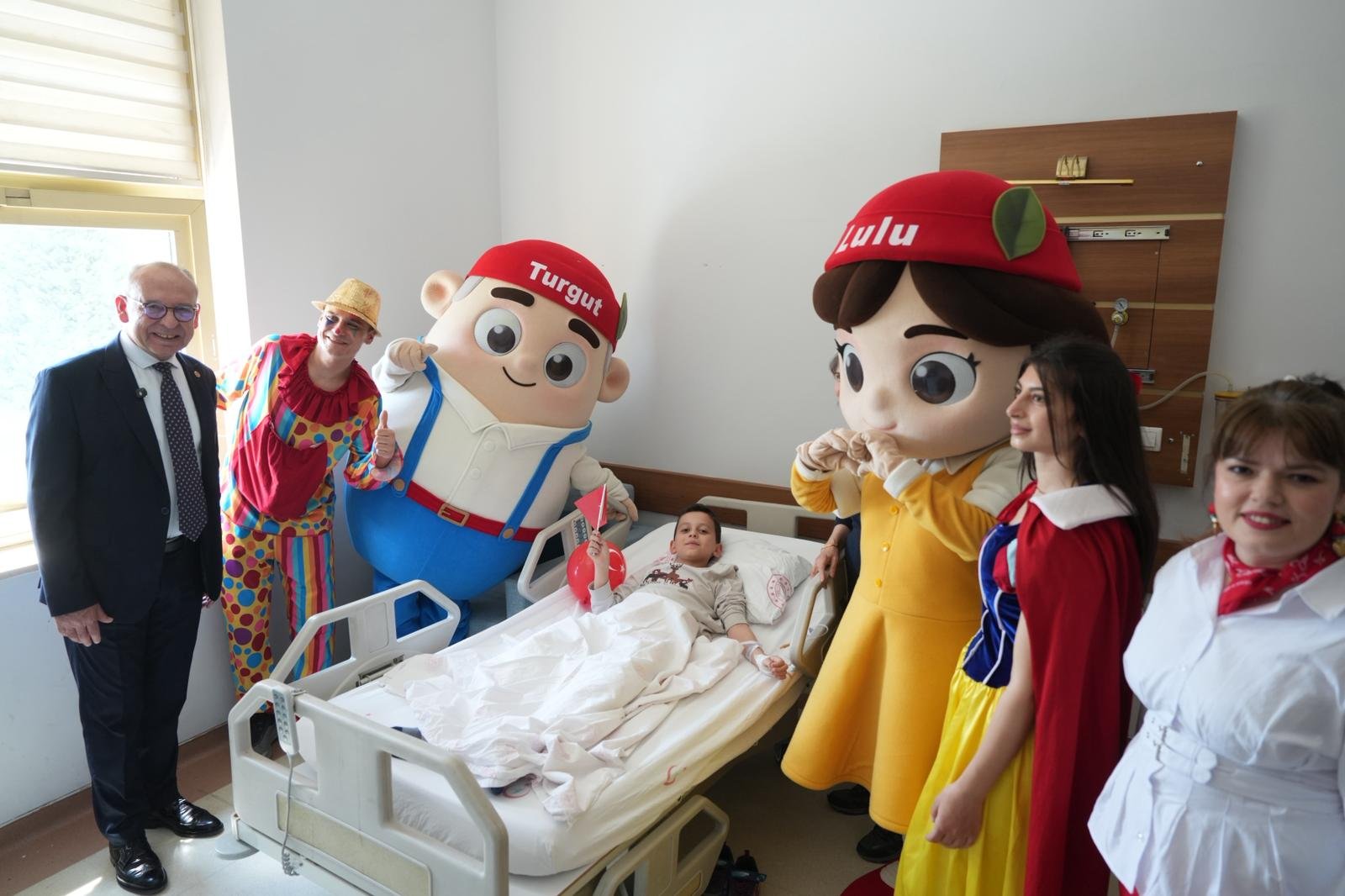 Başkan Akın, Bayram Sevincini Hastanedeki Çocuklarla Paylaştı (4)