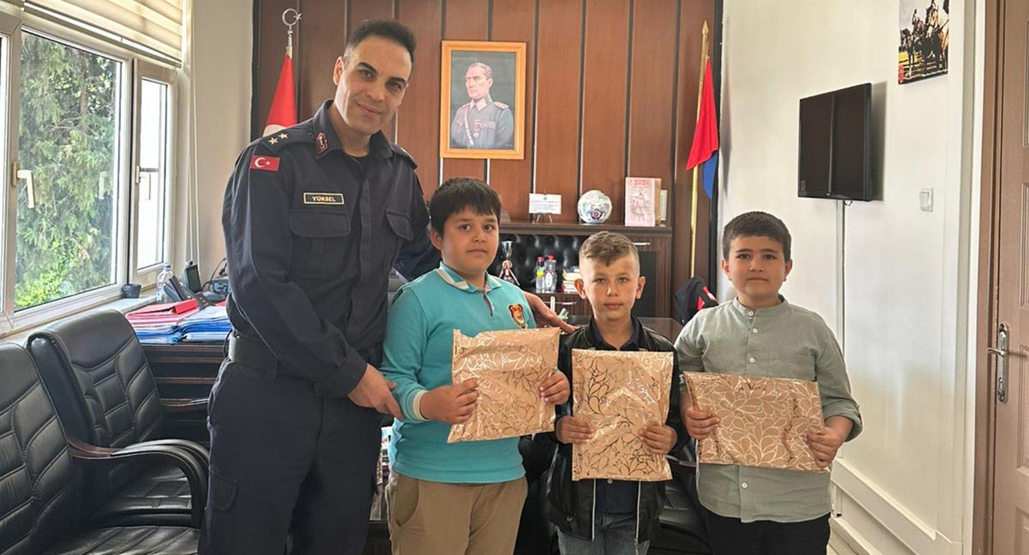 Çocuklar Protokol Koltuklarına Oturdu (2)