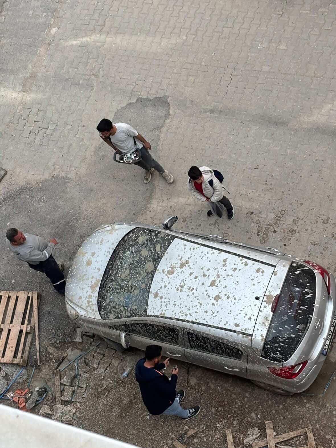İnşaat Yanına Park Ettiğine Pişman Oldu: Arabası Beton Yığınına Döndü!