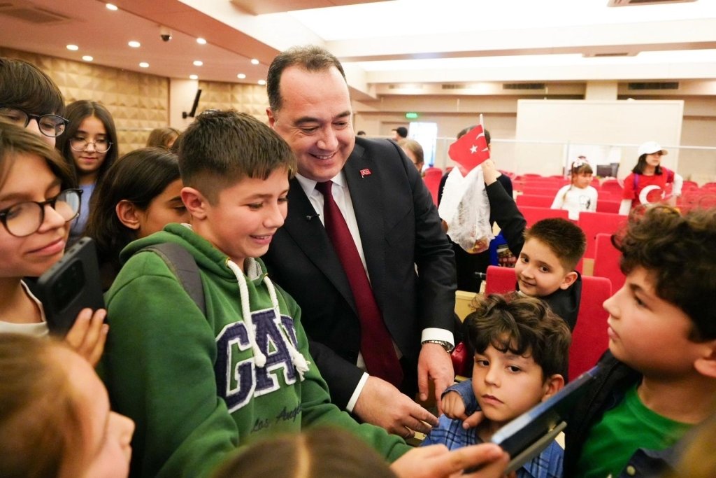 Manisa'da meclis kürsüsü geleceklerimize emanet-.1