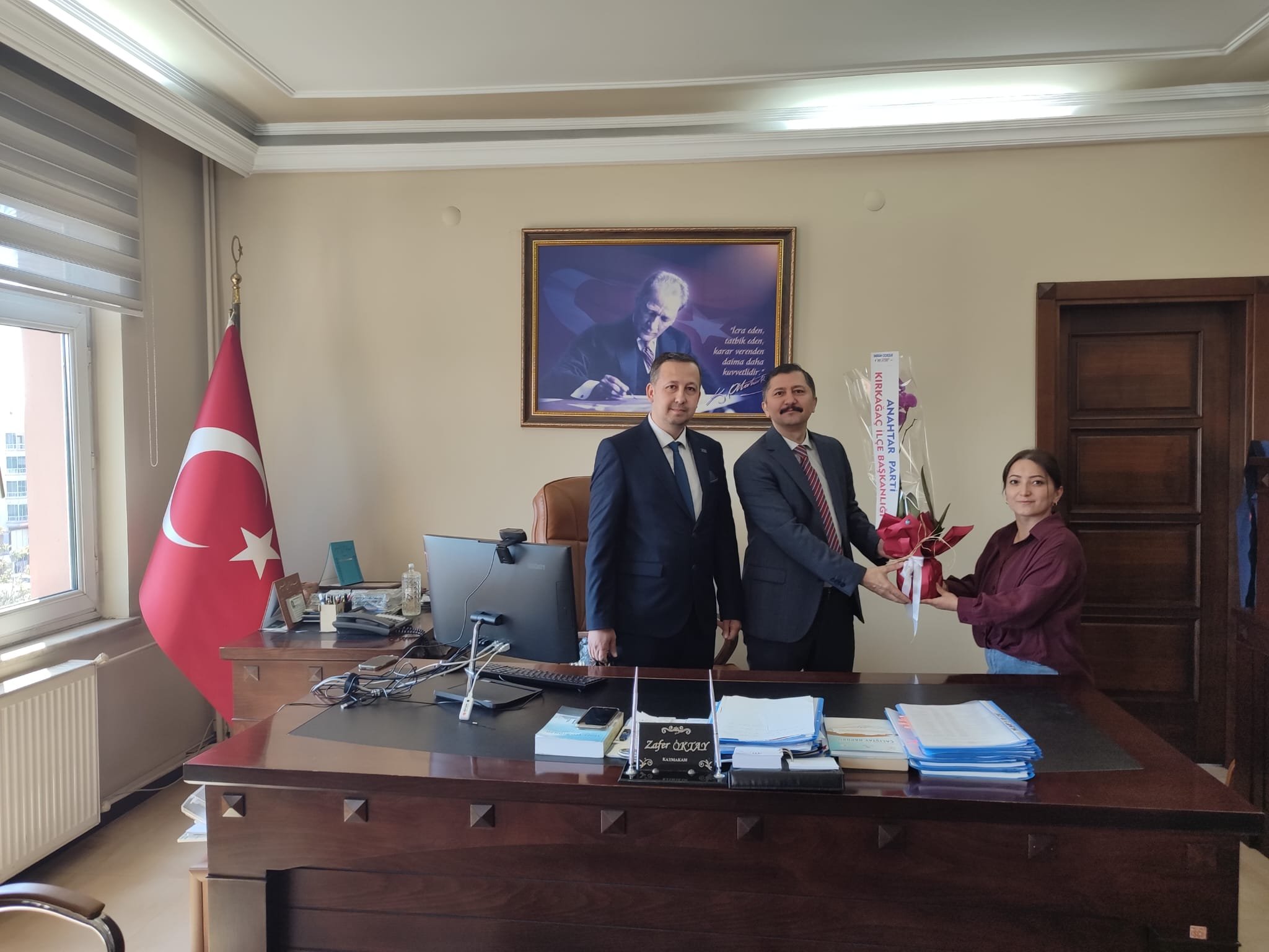 Kırkağaç Ta Yeni Kurulan Anahtar Parti Si Yöneticileri Ilçe Kaymakamı Zafer Oktayı Ziyaret Etti (1)
