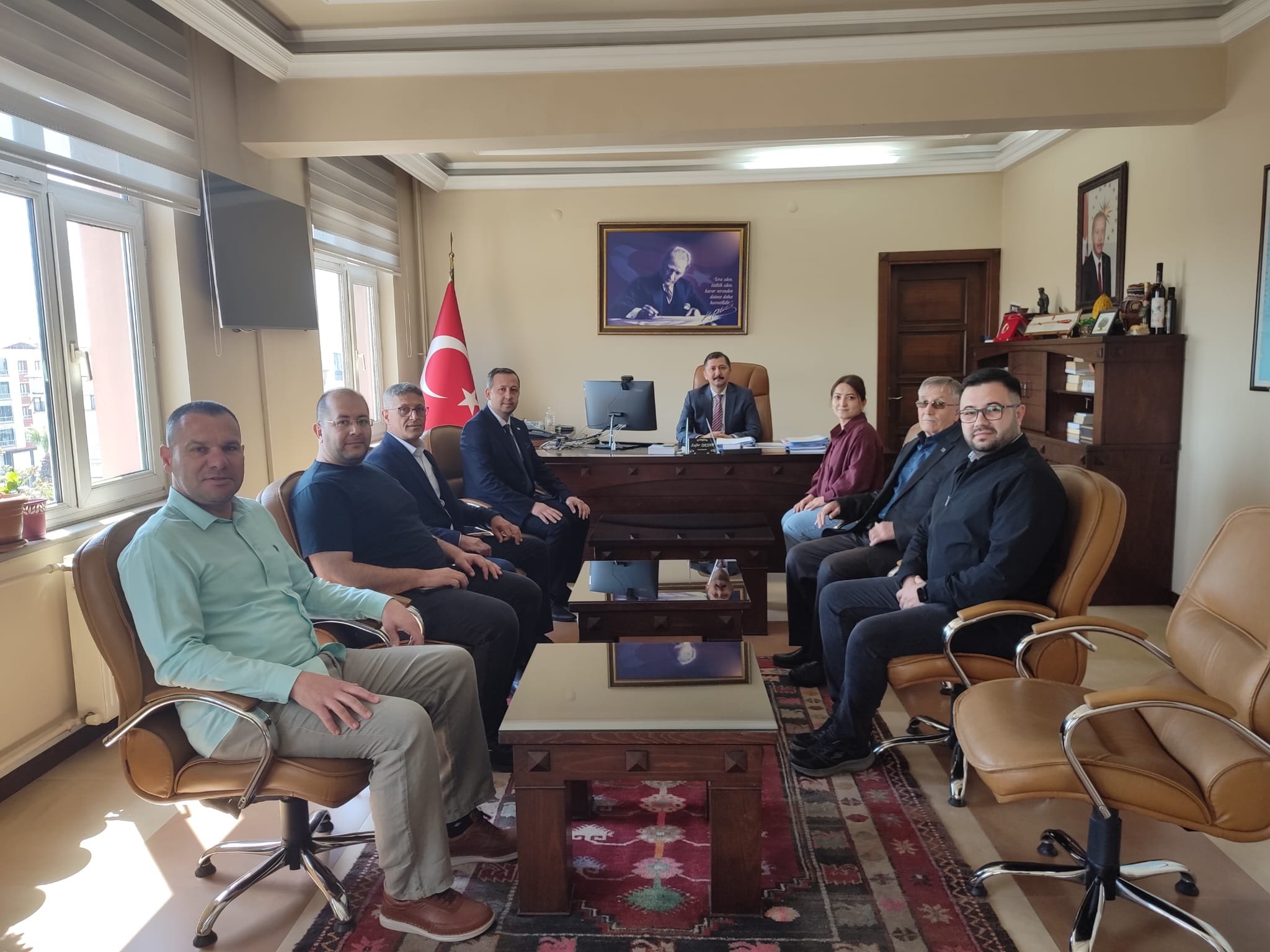 Kırkağaç Ta Yeni Kurulan Anahtar Parti Si Yöneticileri Ilçe Kaymakamı Zafer Oktayı Ziyaret Etti (2)